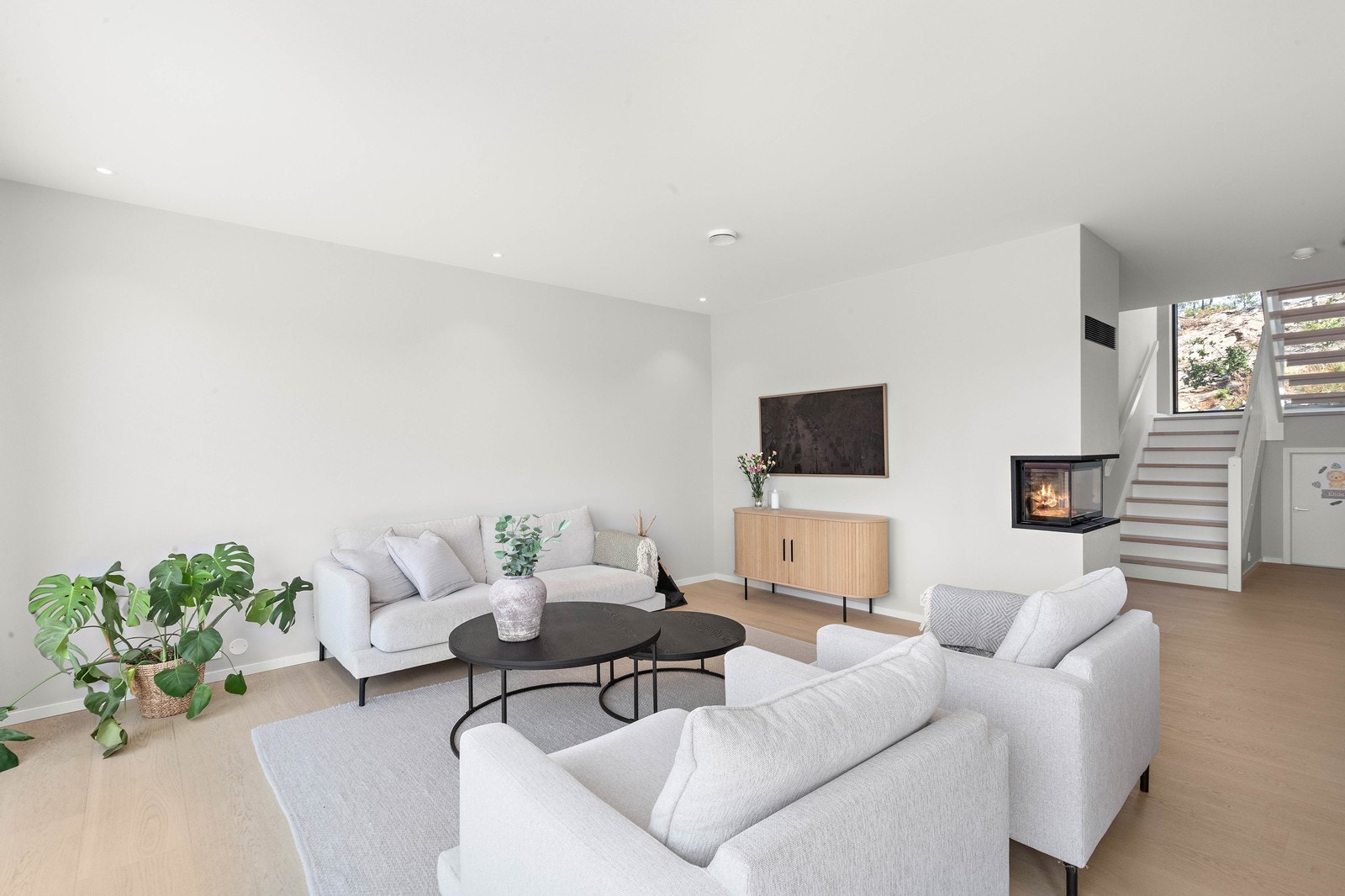 Koselig peisovn mellom stue og kjøkken. Galleribilde