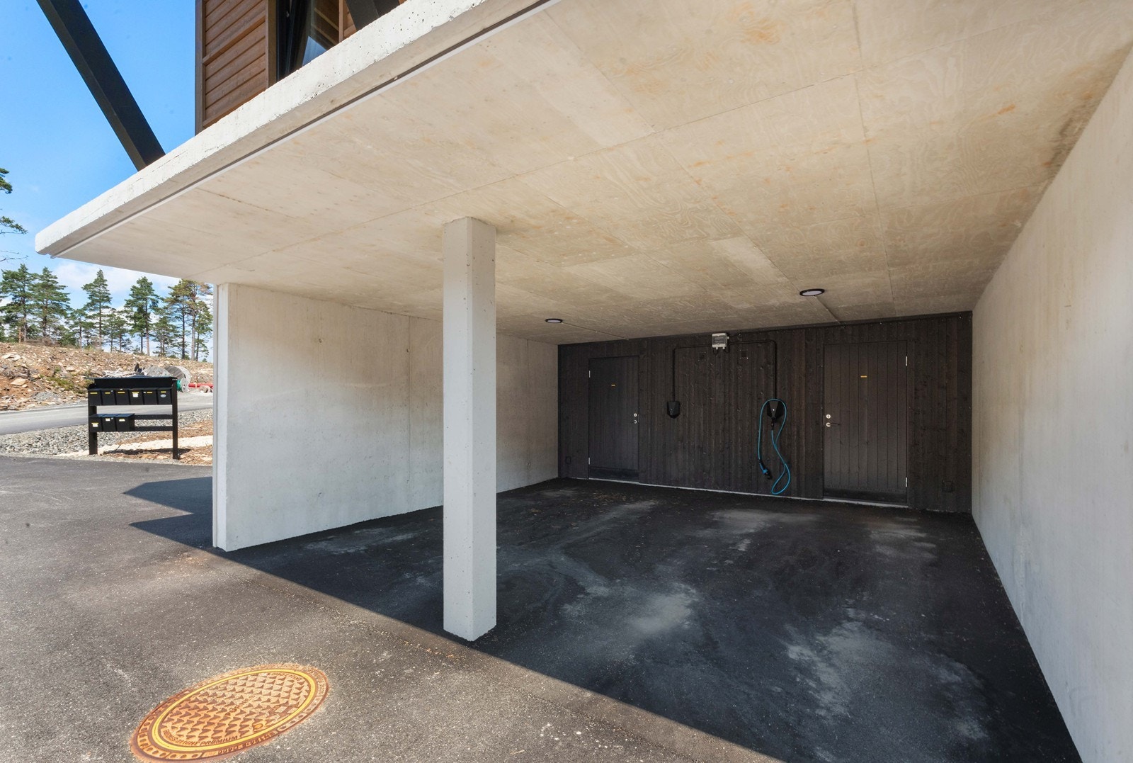 Medfølger carport med el lader og bod i bakkant ved innkjørsel. Galleribilde