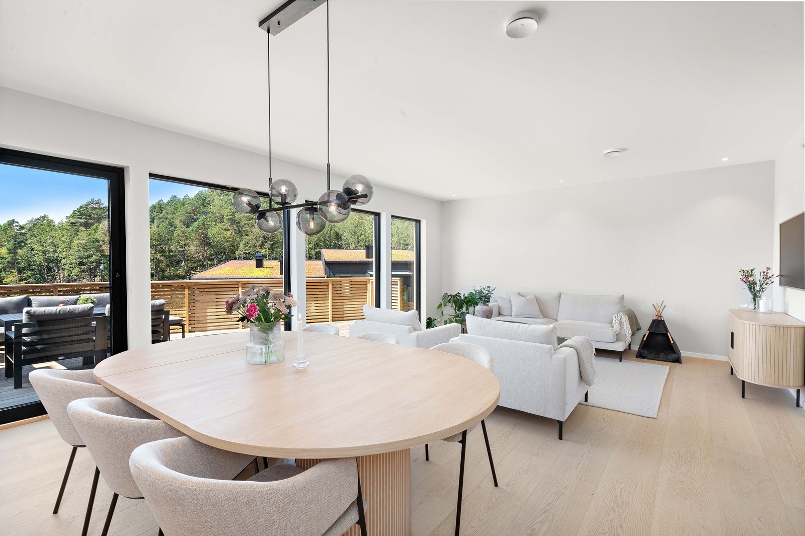 En nyere, påkostet enebolig over 3 etasjer med solrike terrasser. Carport med lader. Galleribilde