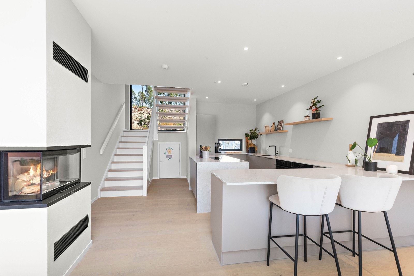 Stuen er åpen mot kjøkken. Galleribilde