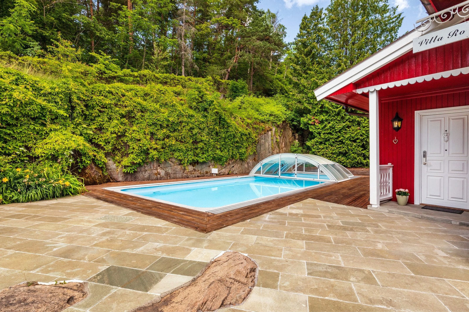 Svømmebassenget ble modernisert i 2008 med ny duk, glass overbygg og belysning. I ettertid har det blitt oppgradert med ny pumpe og elektrisk oppvarming. Bassengstøvsuger medfølger. Galleribilde