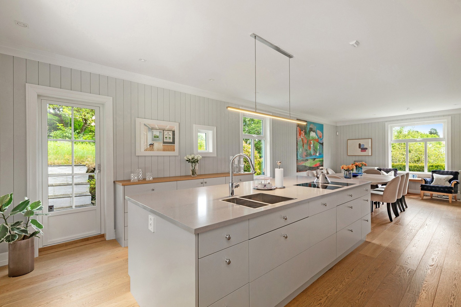 Stort, innholdsrikt plassbygget kjøkken fra Vegårshei Trevare. Galleribilde