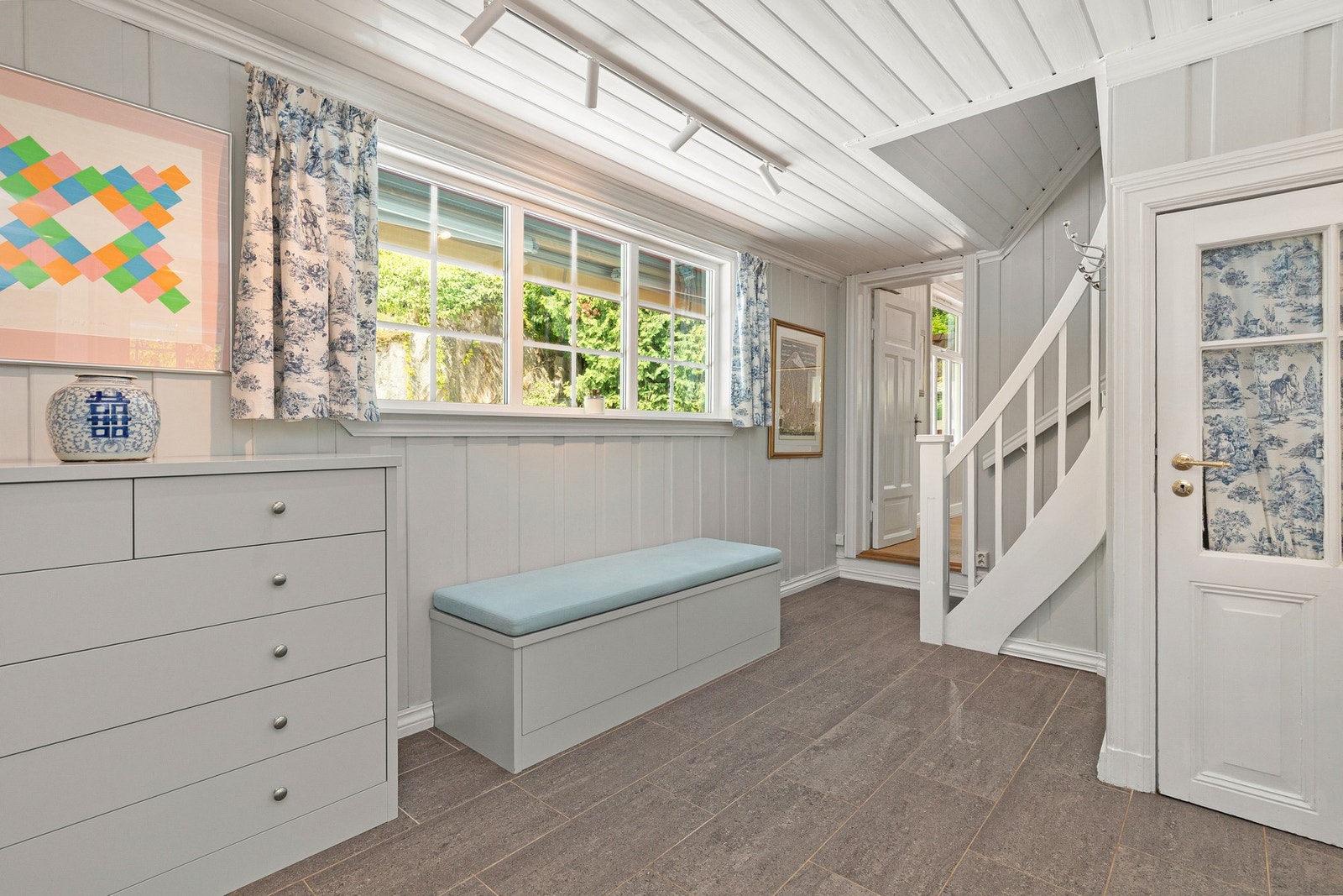 Stor og romslig hall. Galleribilde