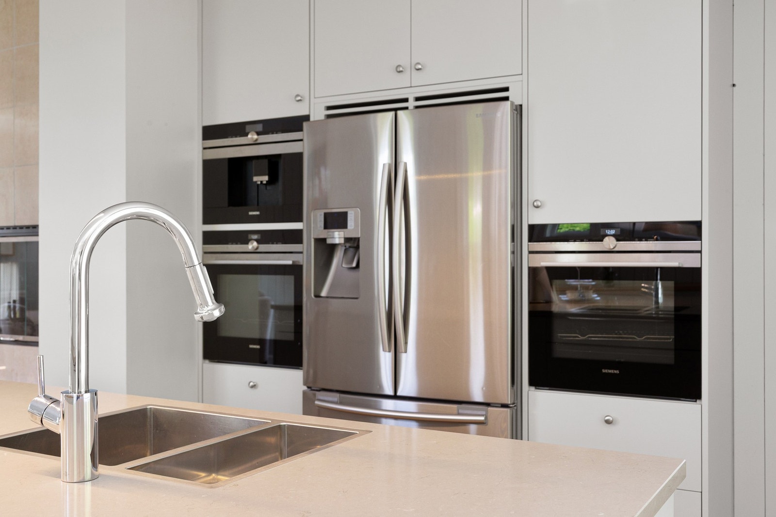 Kjøkkenet er utstyrt med integrerte hvitevarer som to stekeovner, kaffemaskin, oppvaskmaskin og nedsenket platetopp med integrert ventilator. Galleribilde