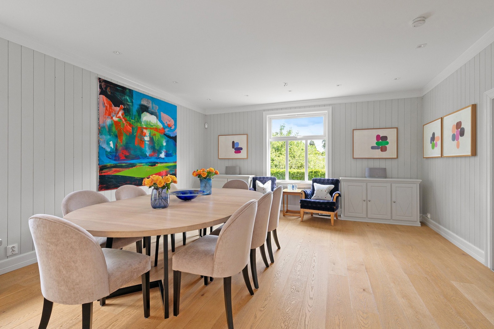 Romslig spisestue med god plass til spisebord. Galleribilde