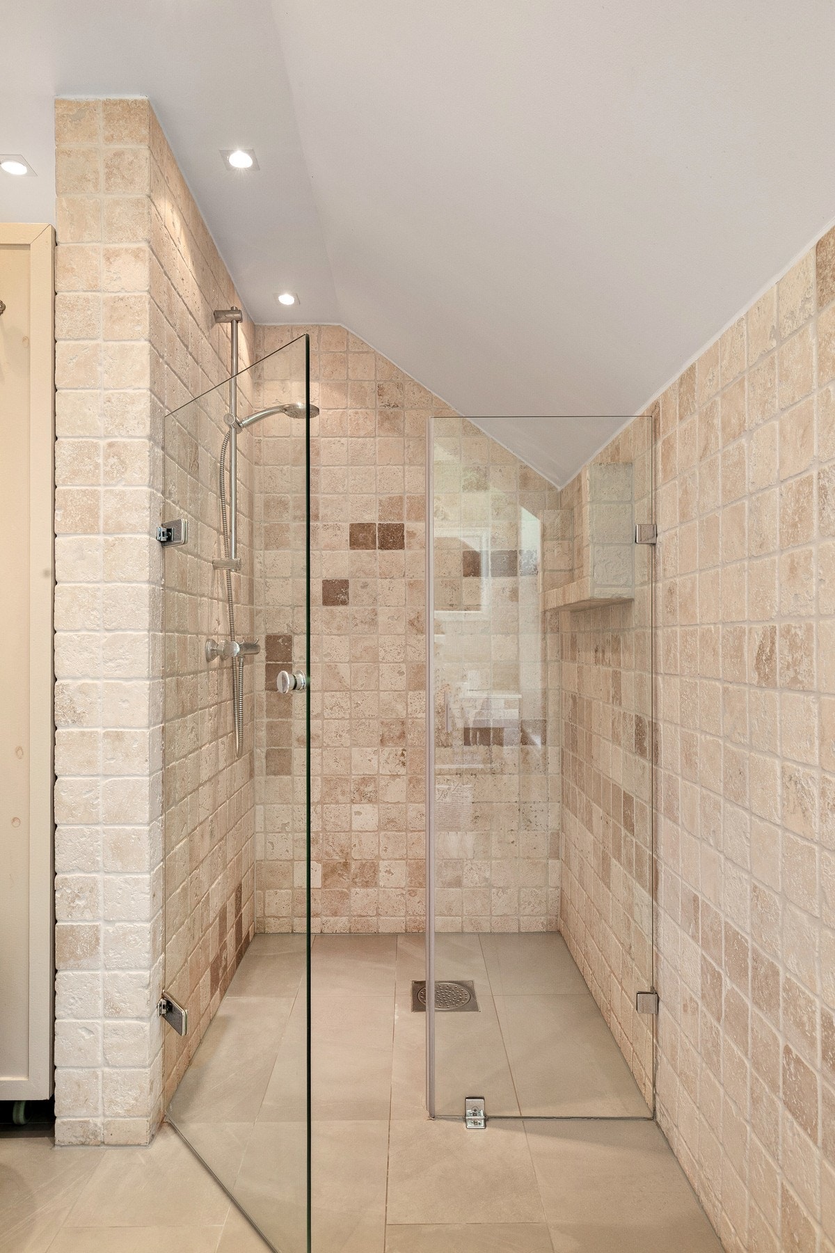 Dusjhjørne med glassdør. Galleribilde