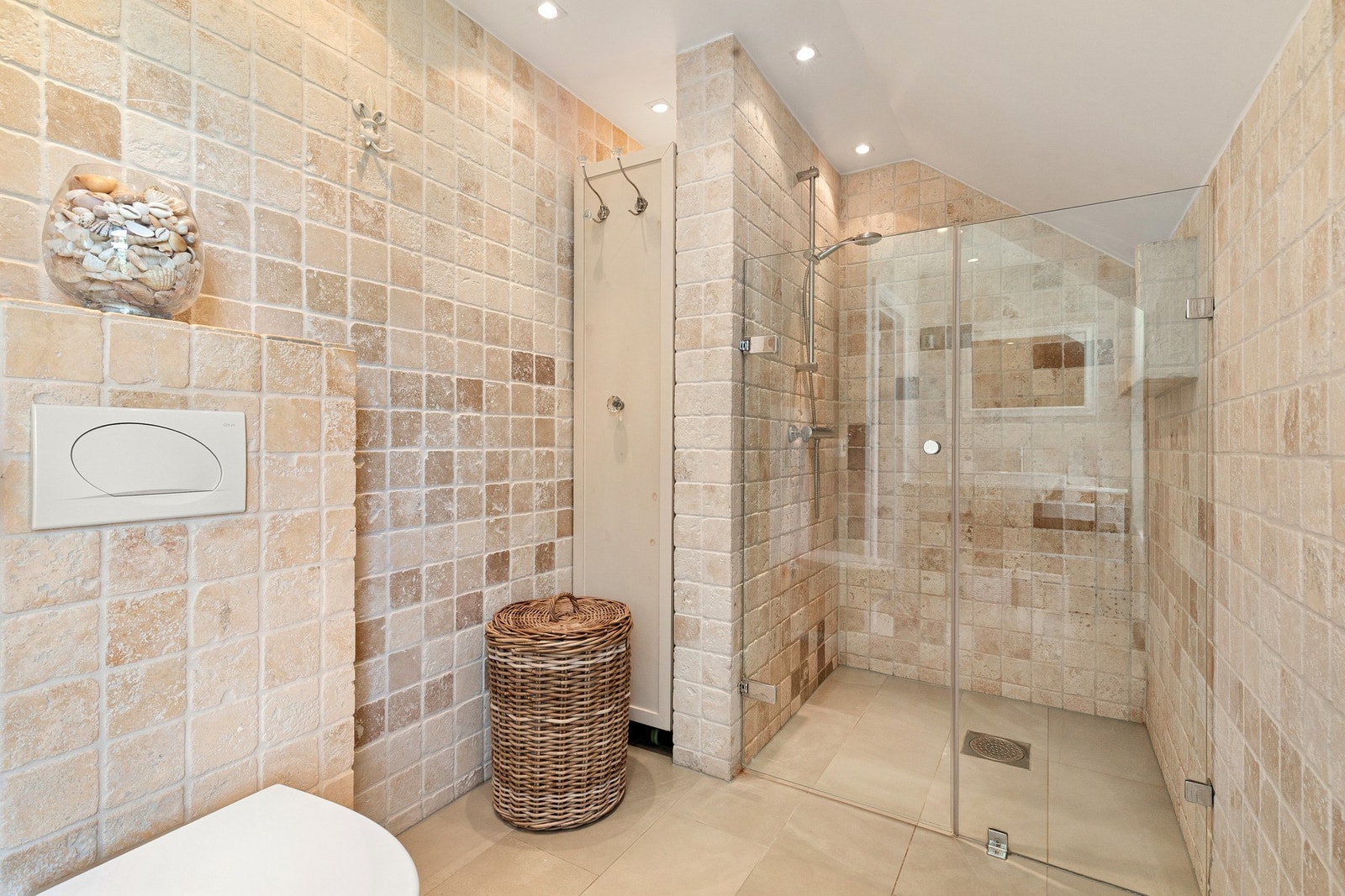 Flislagt bad fra 2006 med gulvvarme. Galleribilde