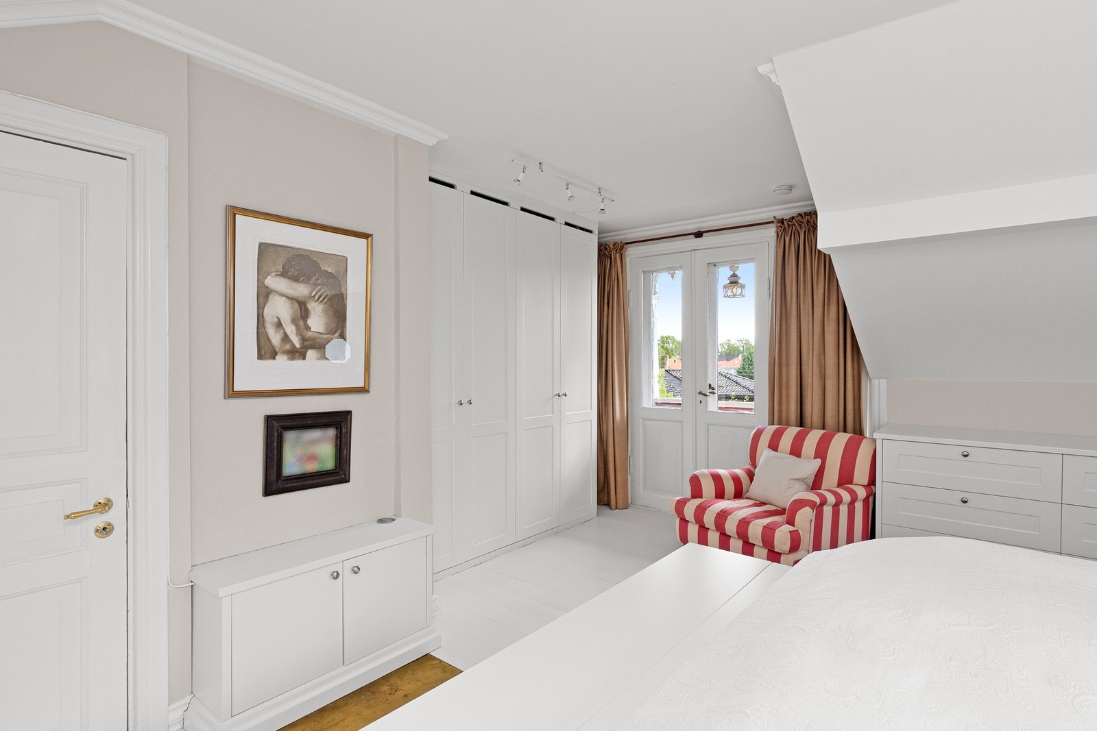 Godt med lagringsplass. Plassbygget av Vegårshei Trevare. Utgang til veranda. Galleribilde