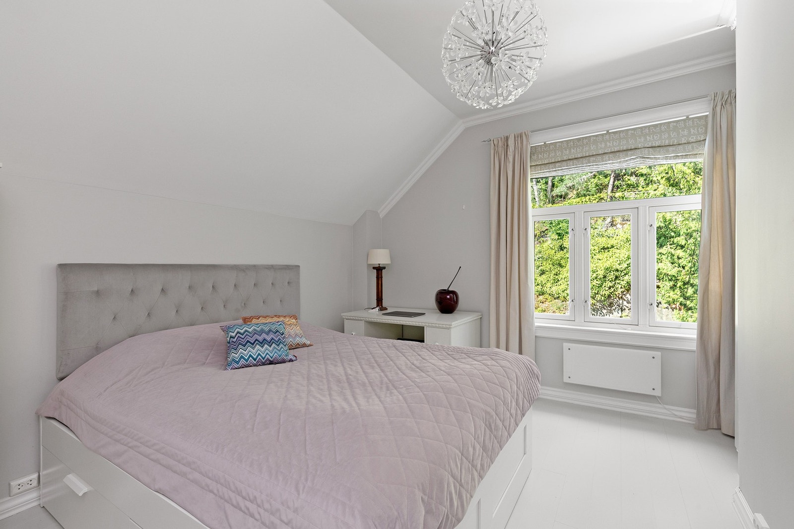 Soverom med walk-in garderobe. Galleribilde