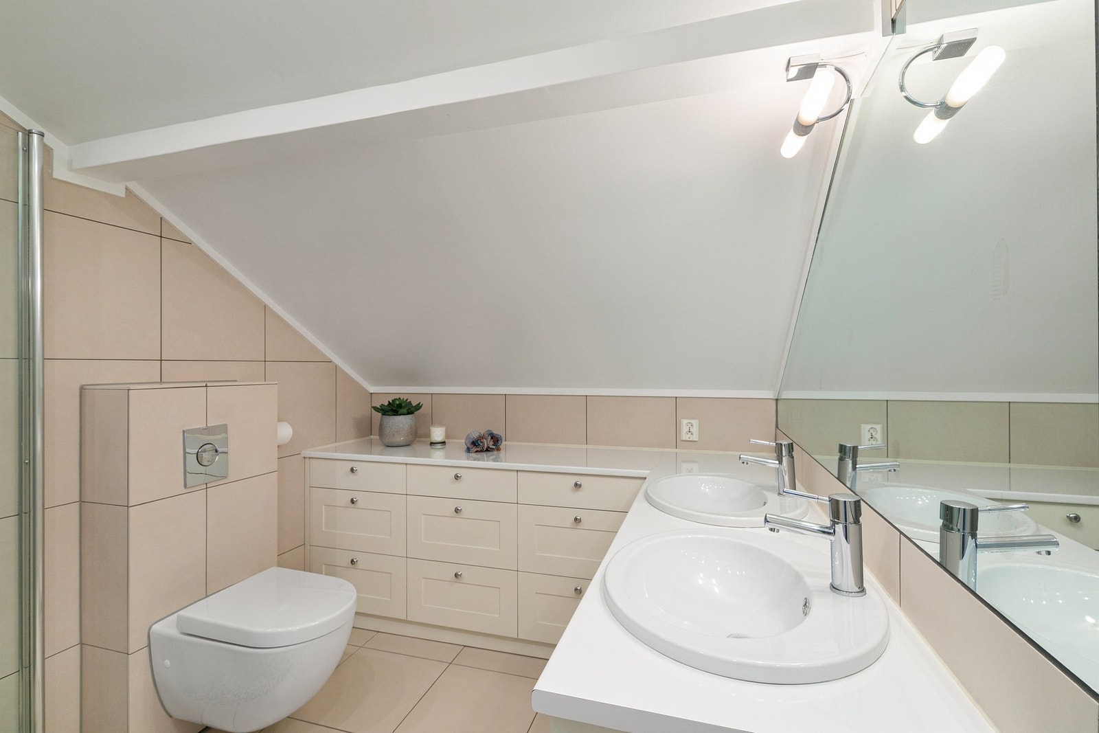 Flislagt bad fra 2012 med gulvvarme. Det er mekanisk avtrekksvifte i himling. Galleribilde