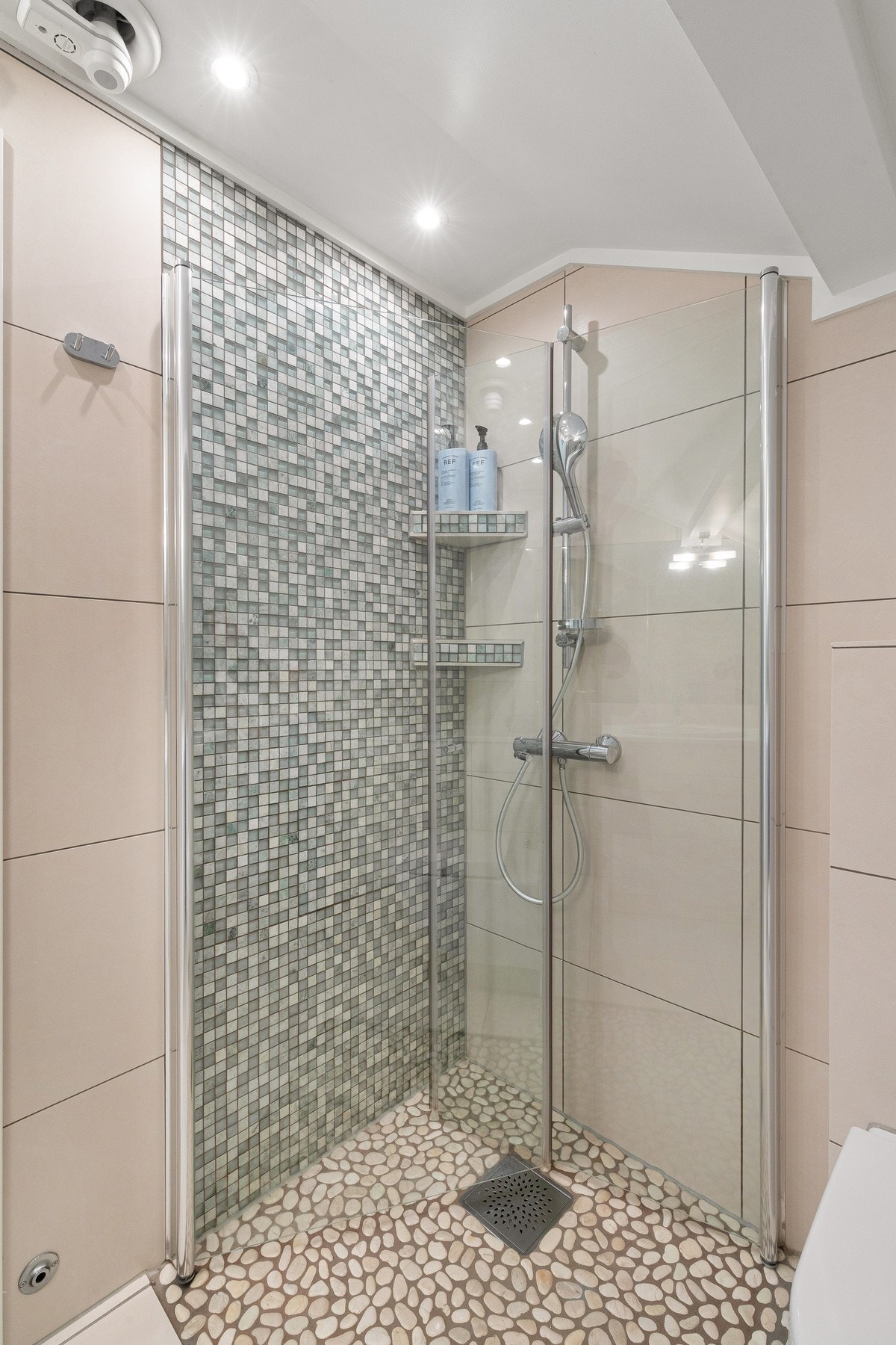 Dusjhjørne med infellbare glassdører. Galleribilde