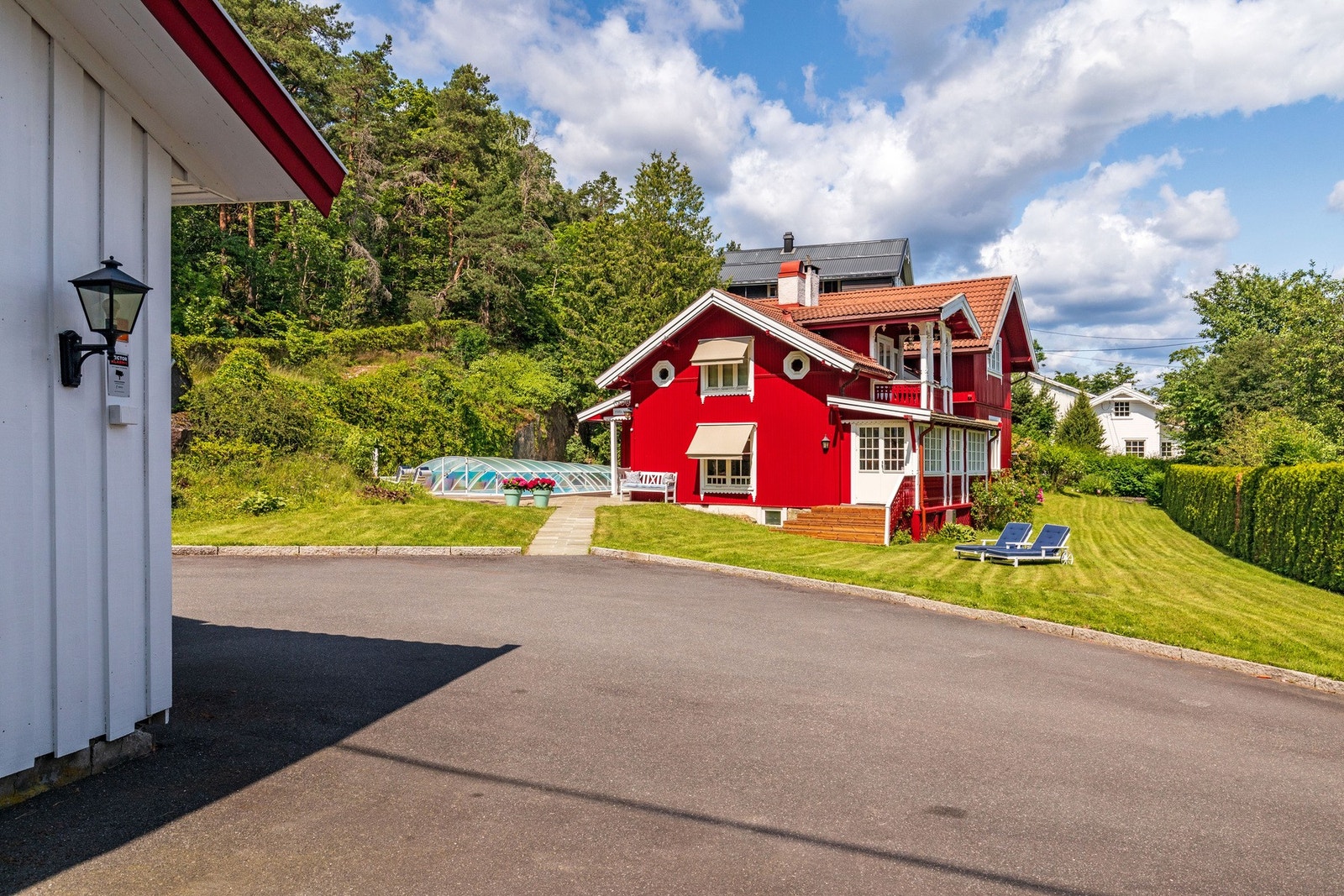 Stor gårdsplass med plass til mange biler. Galleribilde