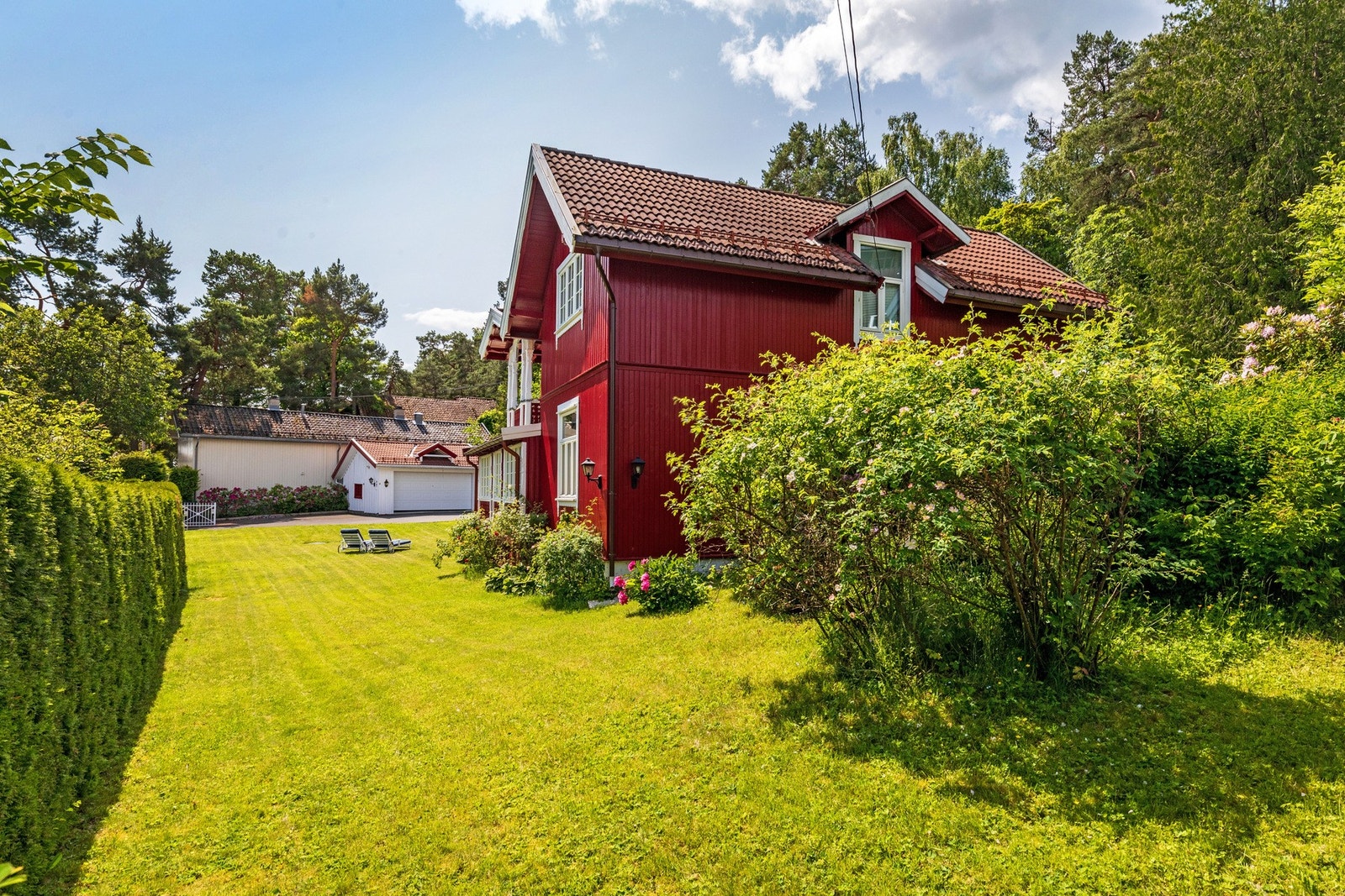 Nydelig opparbeidet hage. Det er en nedgravd gasstank på 2,7 kubikk i hagen, som ble fylt opp i juli 2025. Galleribilde