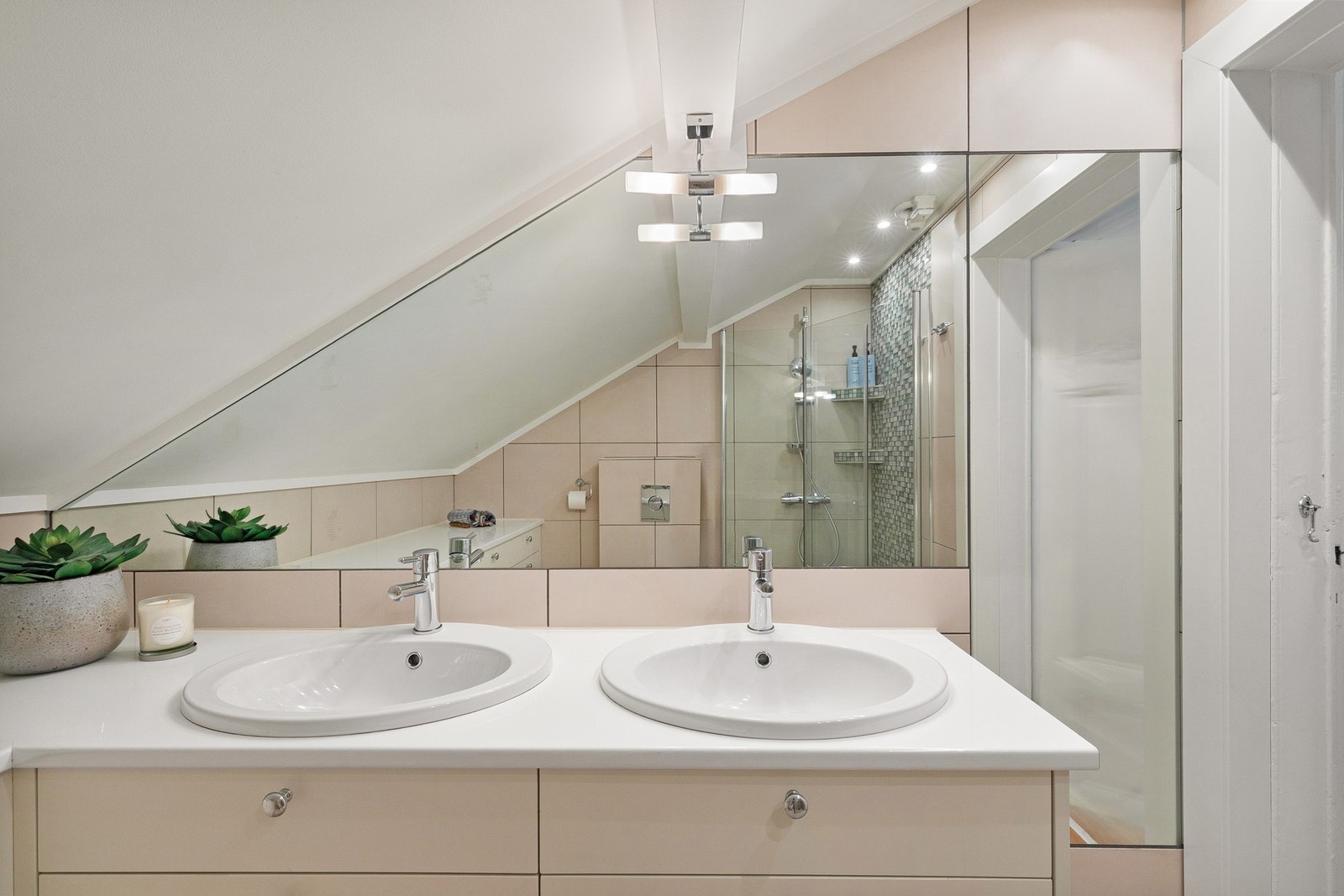 Dobbelservant og god oppbevaringsplass. Plassbygget av Vegårshei Trevare. Galleribilde