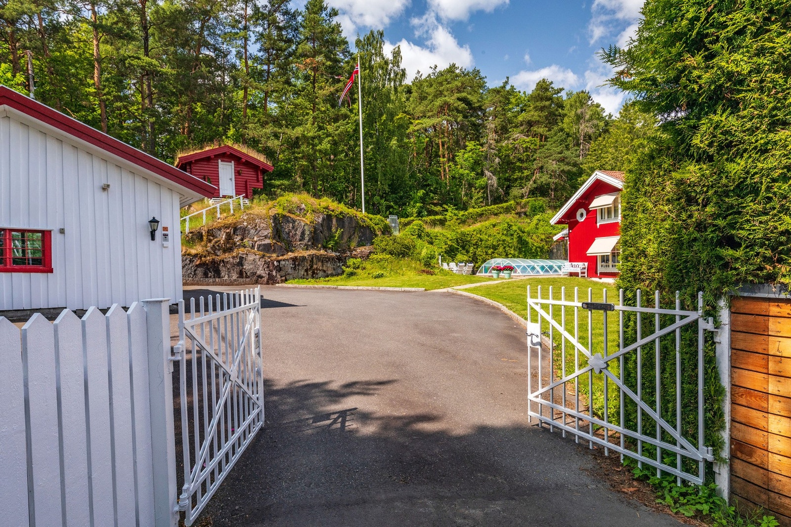 Strømsborgveien 37C med en tomt på 1685 kvm. Galleribilde