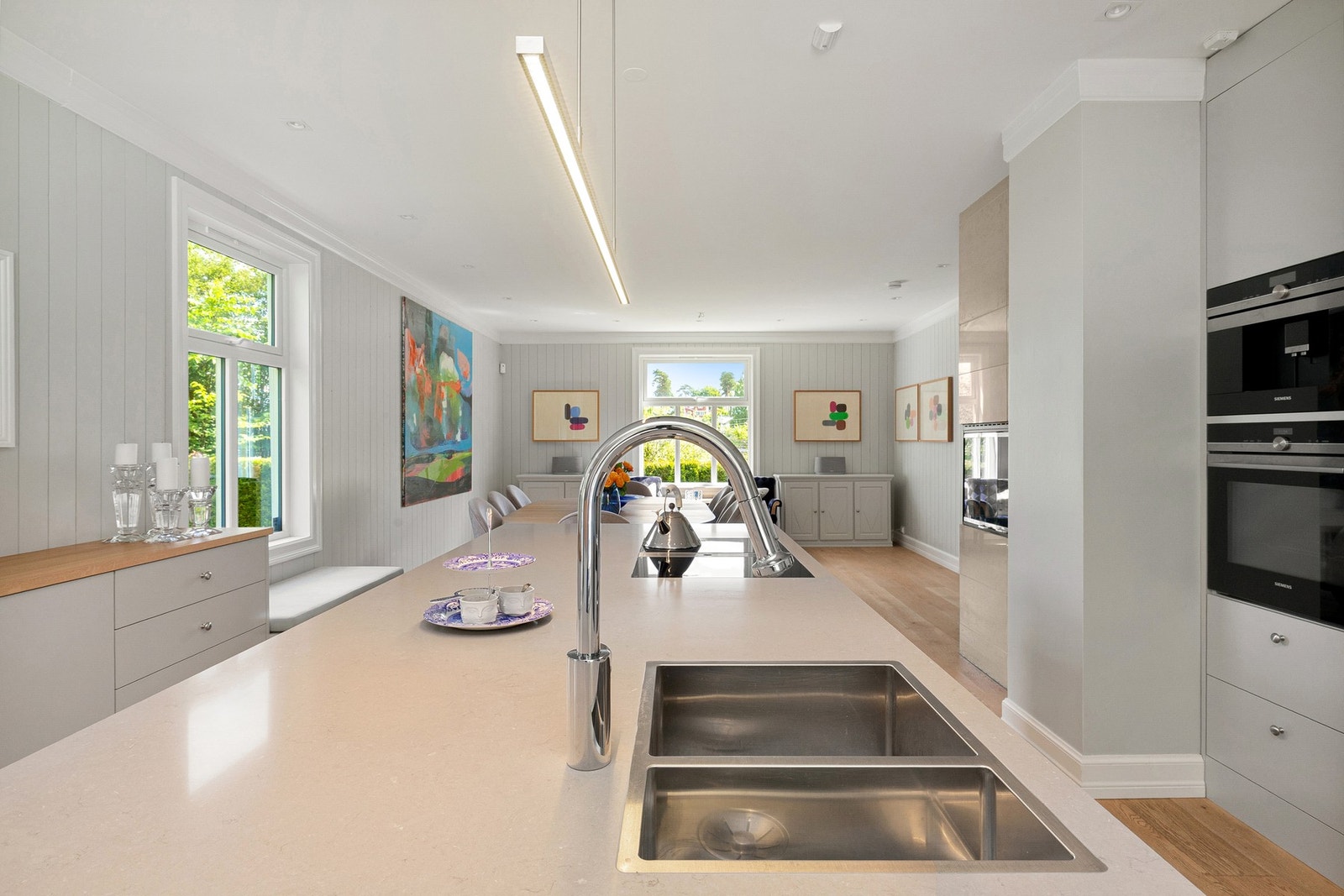 Stort, innholdsrikt plassbygget kjøkken fra Vegårshei Trevare. Galleribilde