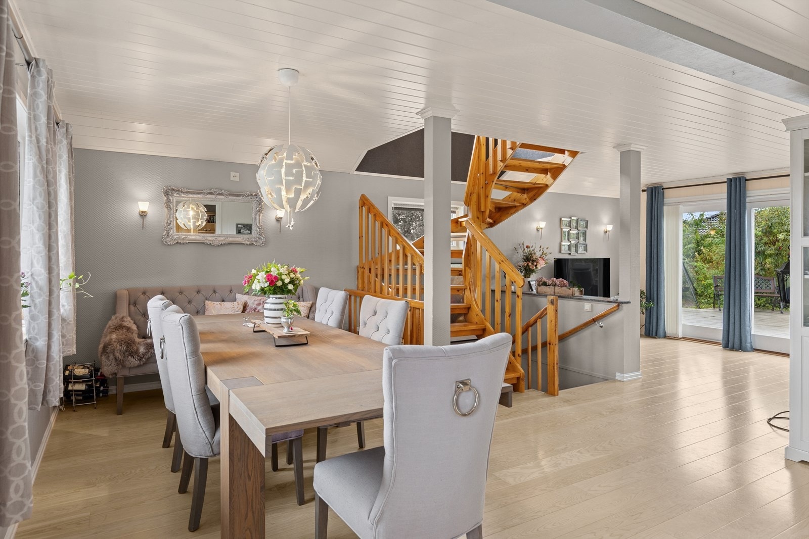 Fra trappen kommer du direkte inn i et stort oppholdsrom. Her er stuen delt inn i flere soner og man kan innrede slik man ønsker selv. Galleribilde