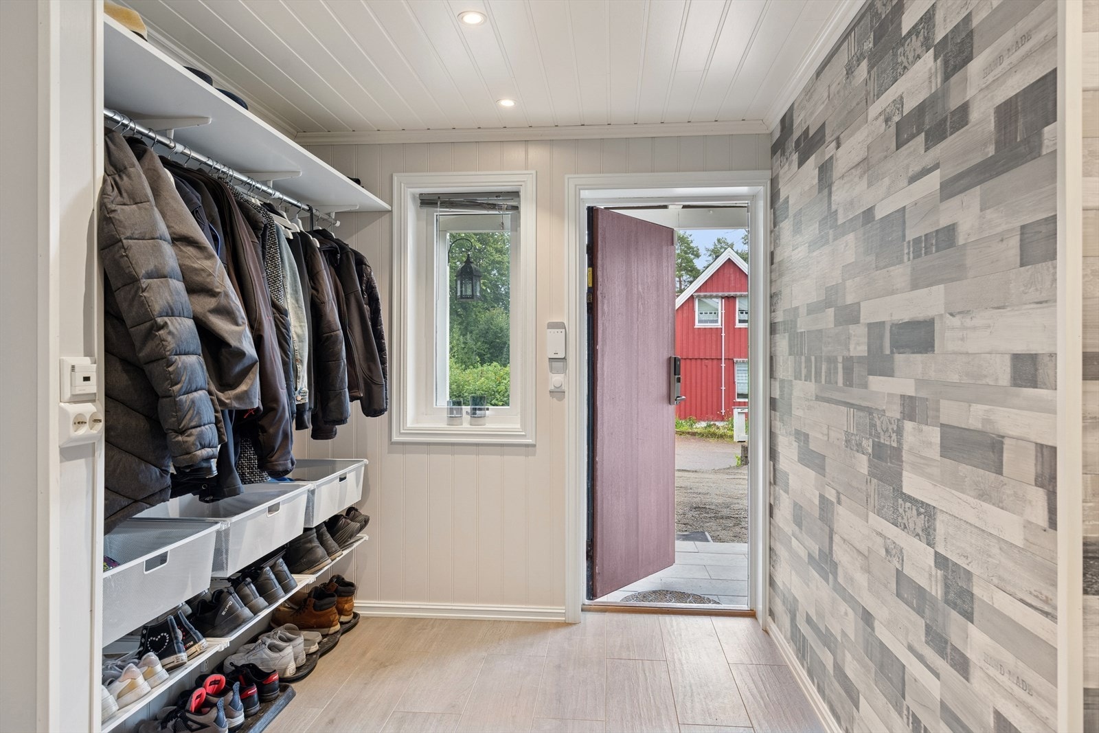 Innvendig ønskes du velkommen med plass til å henge fra deg yttertøy og sko. Galleribilde