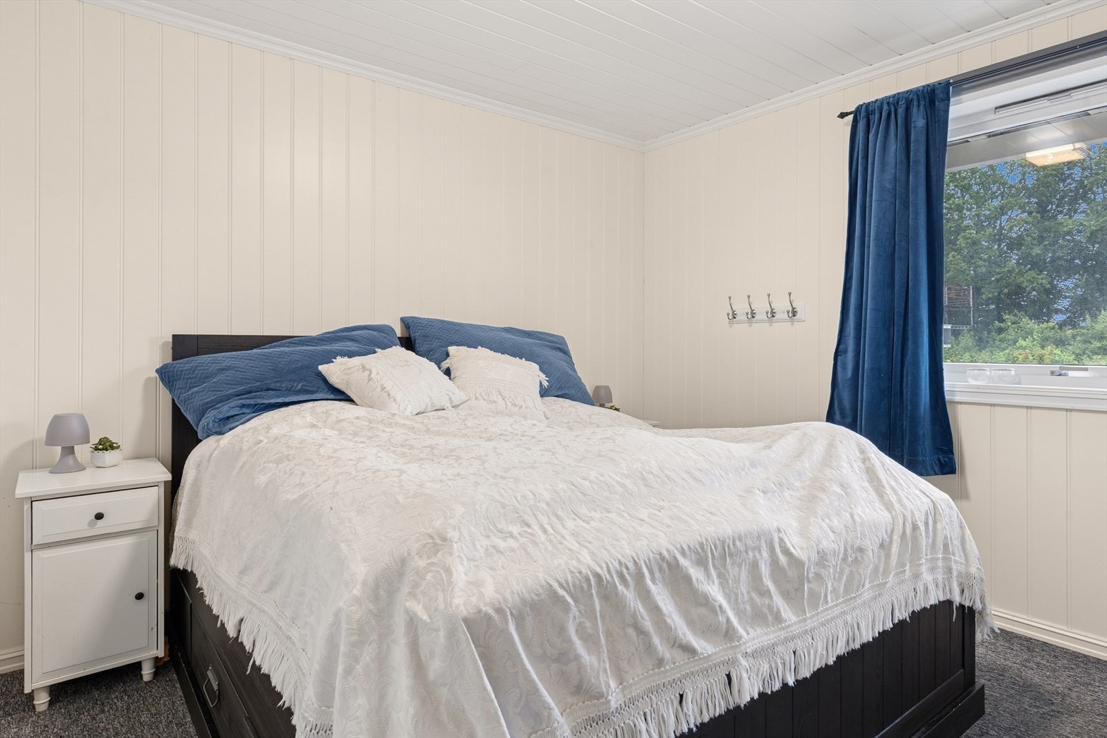 Soverom i hovedetasjen med plass for dobbeltseng. Galleribilde