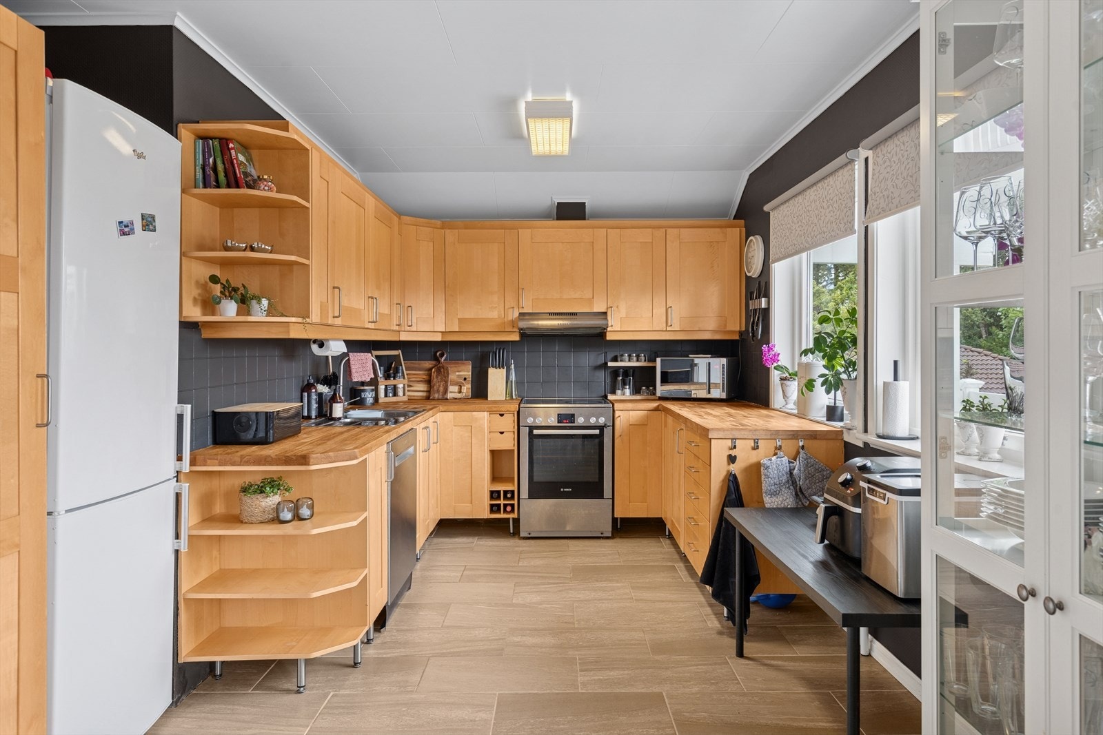 Kjøkkenet er i en delvis åpen løsning sammen med stuen. Kjøkkenet ble oppgradert i 2011 og fremstår som både stilrent og praktisk. Galleribilde