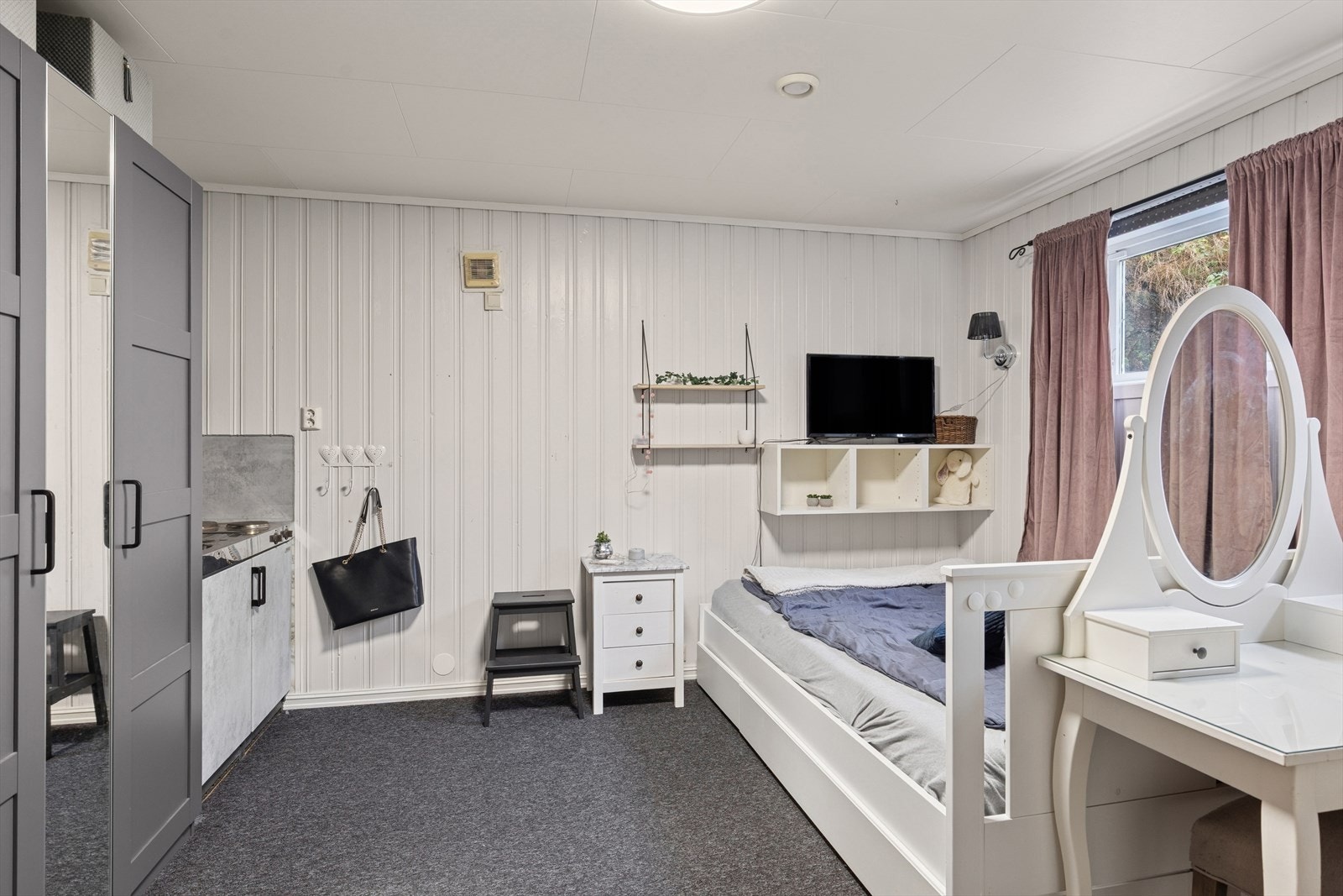 Brukes i dag som soverom med hybelkjøkken (opprinnelig disponibelt rom). Galleribilde