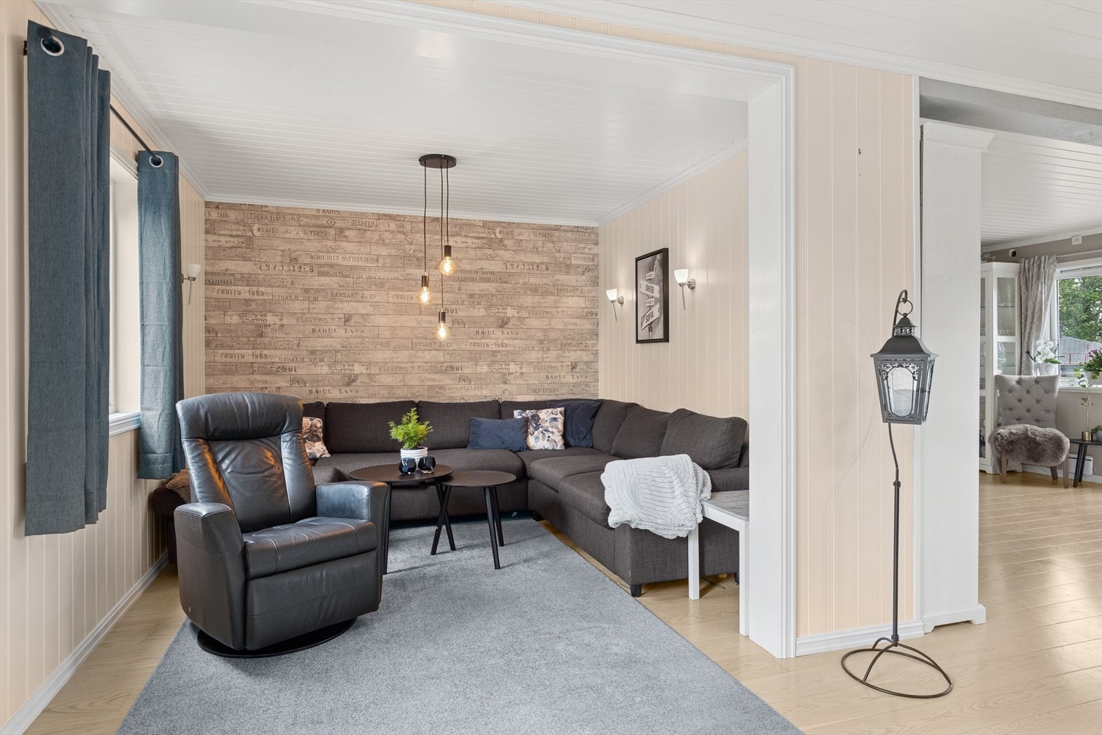 Den andre sonen er innredet med en stor sofakrok og tilhørende møbler. Galleribilde