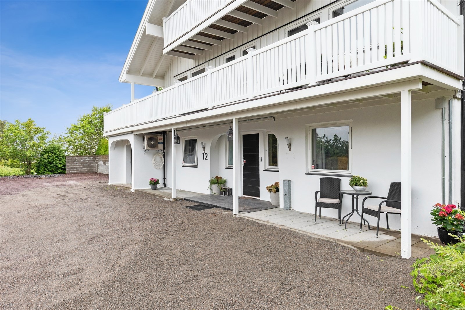 Boligen er innholdsrik og kan by på blant annet en stor stue/spisestue, 5 soverom, 3 bad og eget vaskerom. Galleribilde