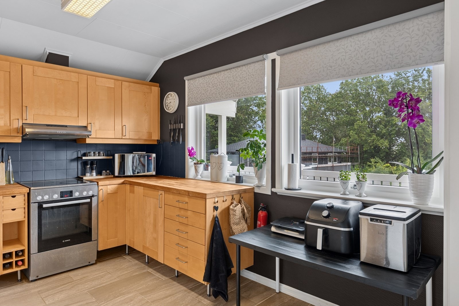 Innredningen har klassiske, profilerte fronter som gir et tidløst uttrykk, mens benkeplaten i heltre tilfører varme og karakter til rommet. Galleribilde