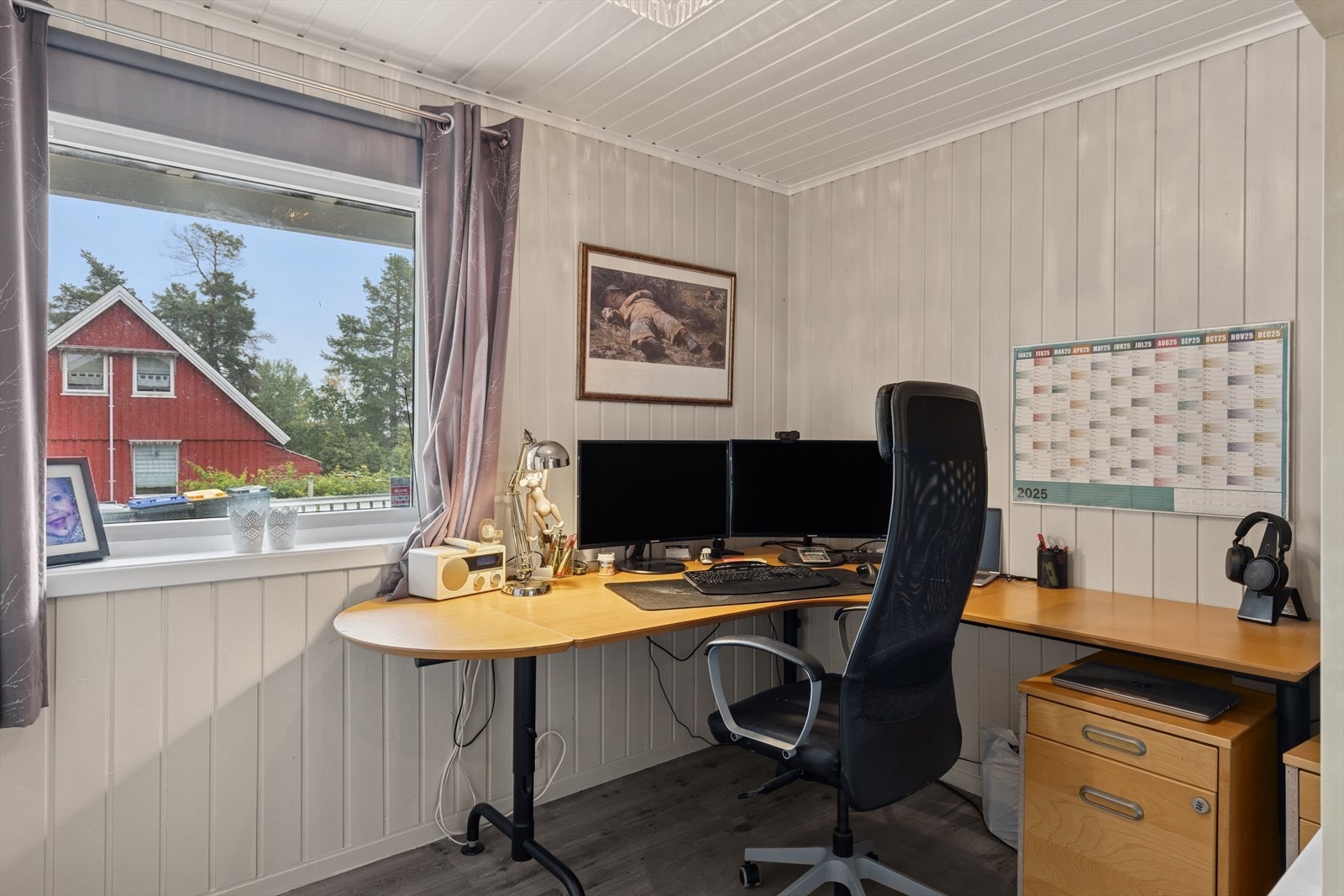 Praktisk kontor med plass til arbeidsstasjon og oppbevaring. Galleribilde