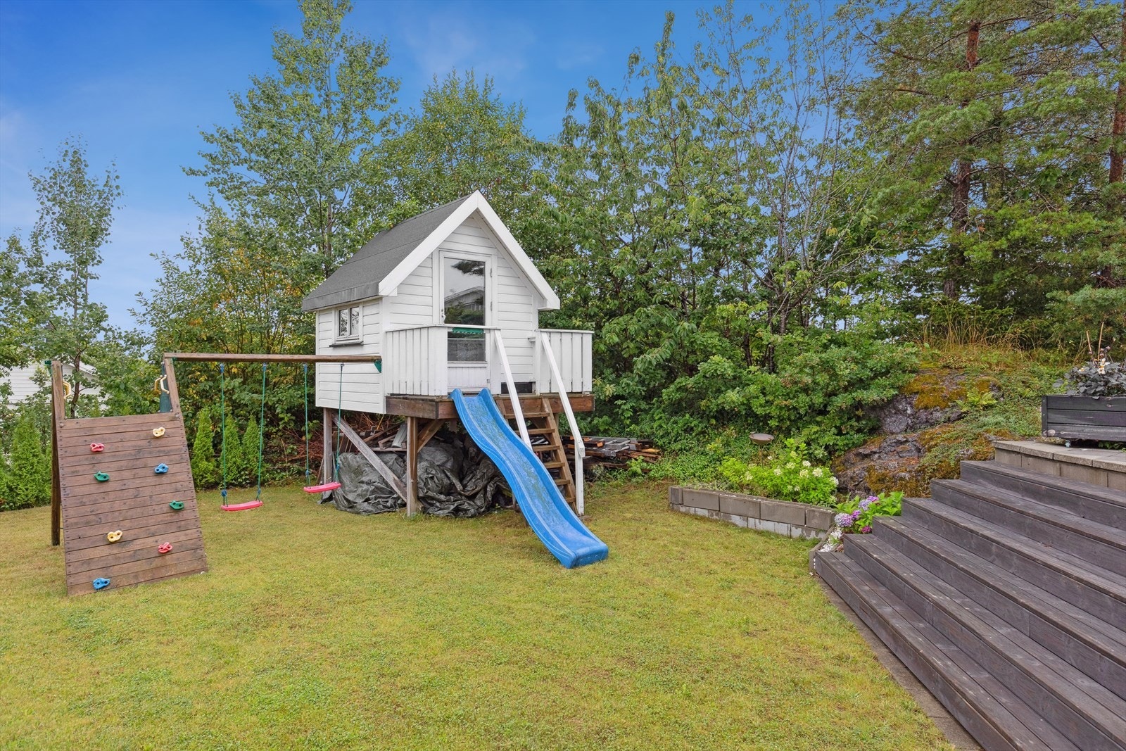 Barnevennlig lekeområde med lekestue, lekeapparat med husker og sklie - trygt og trivelig plassert på egen tomt! Galleribilde