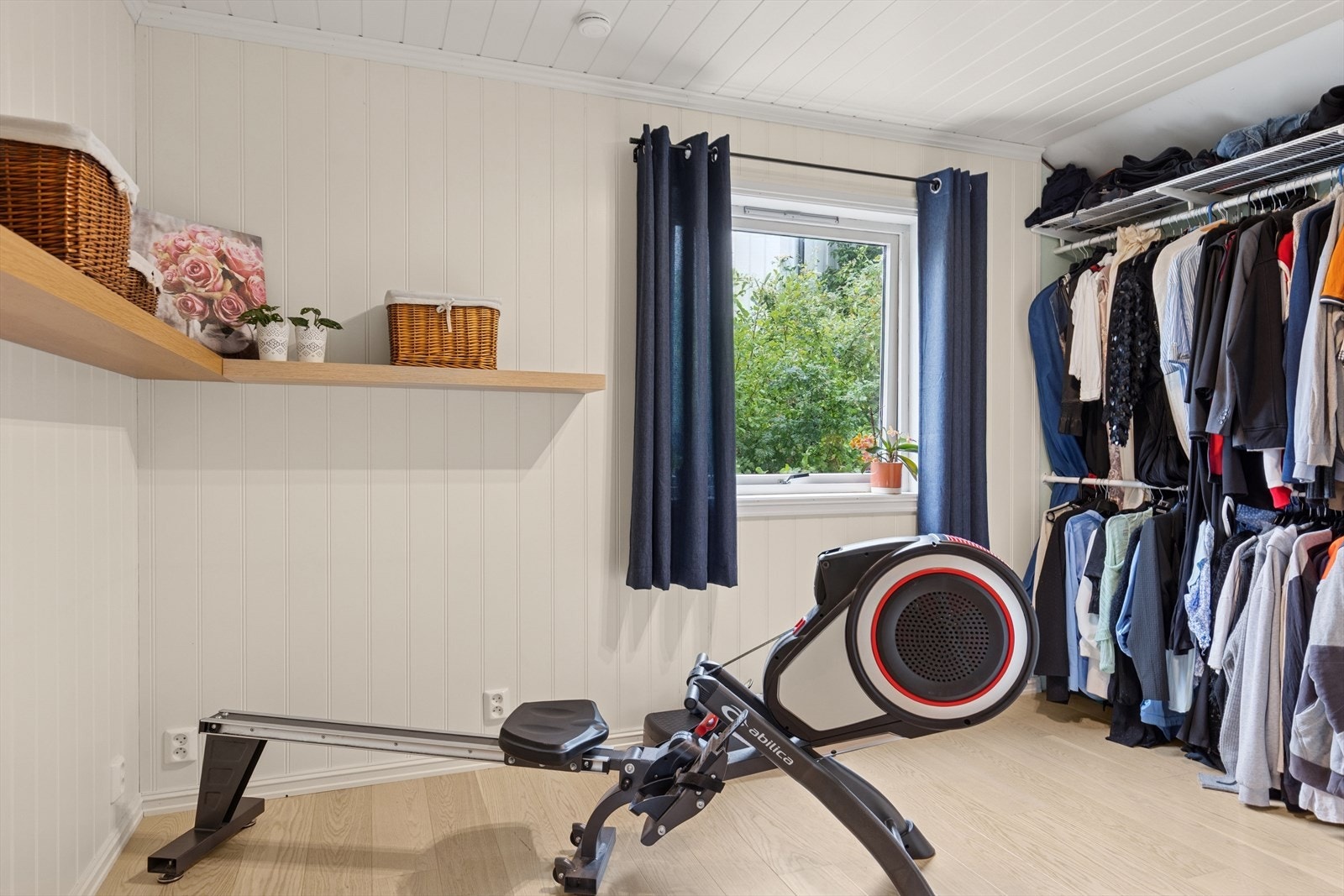 Soverom i kjeller med plass for ekstra oppbevaring. Galleribilde