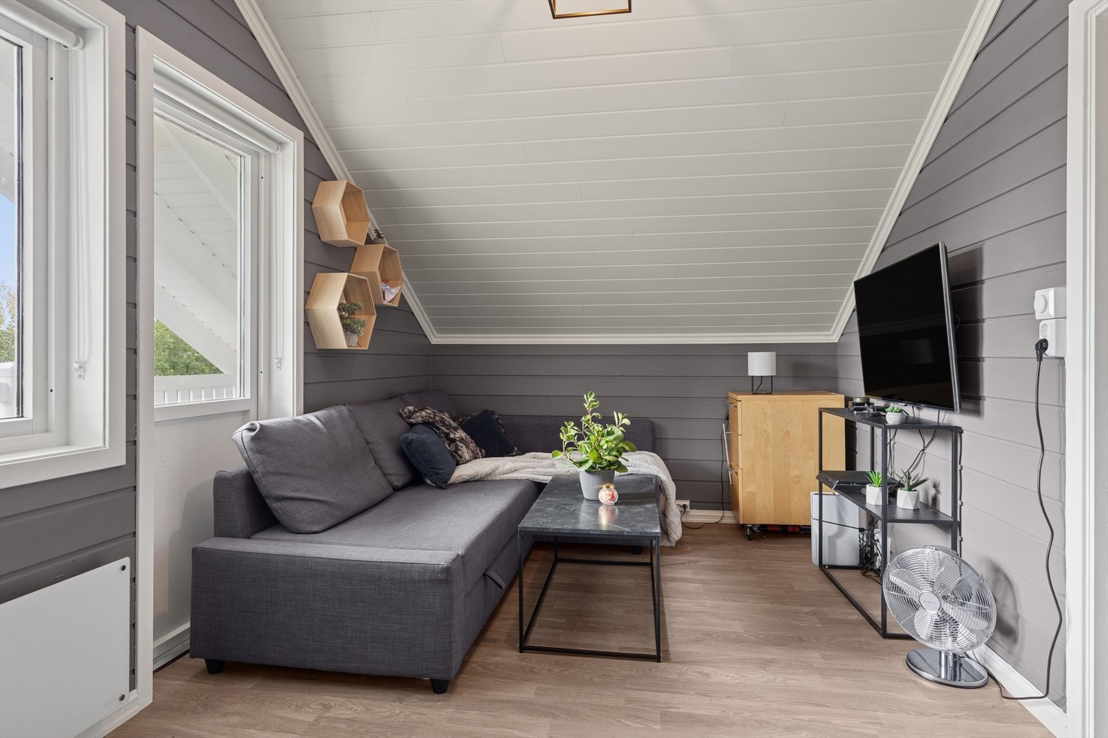 2.etasje er innredet med stue, to soverom og bad. Galleribilde