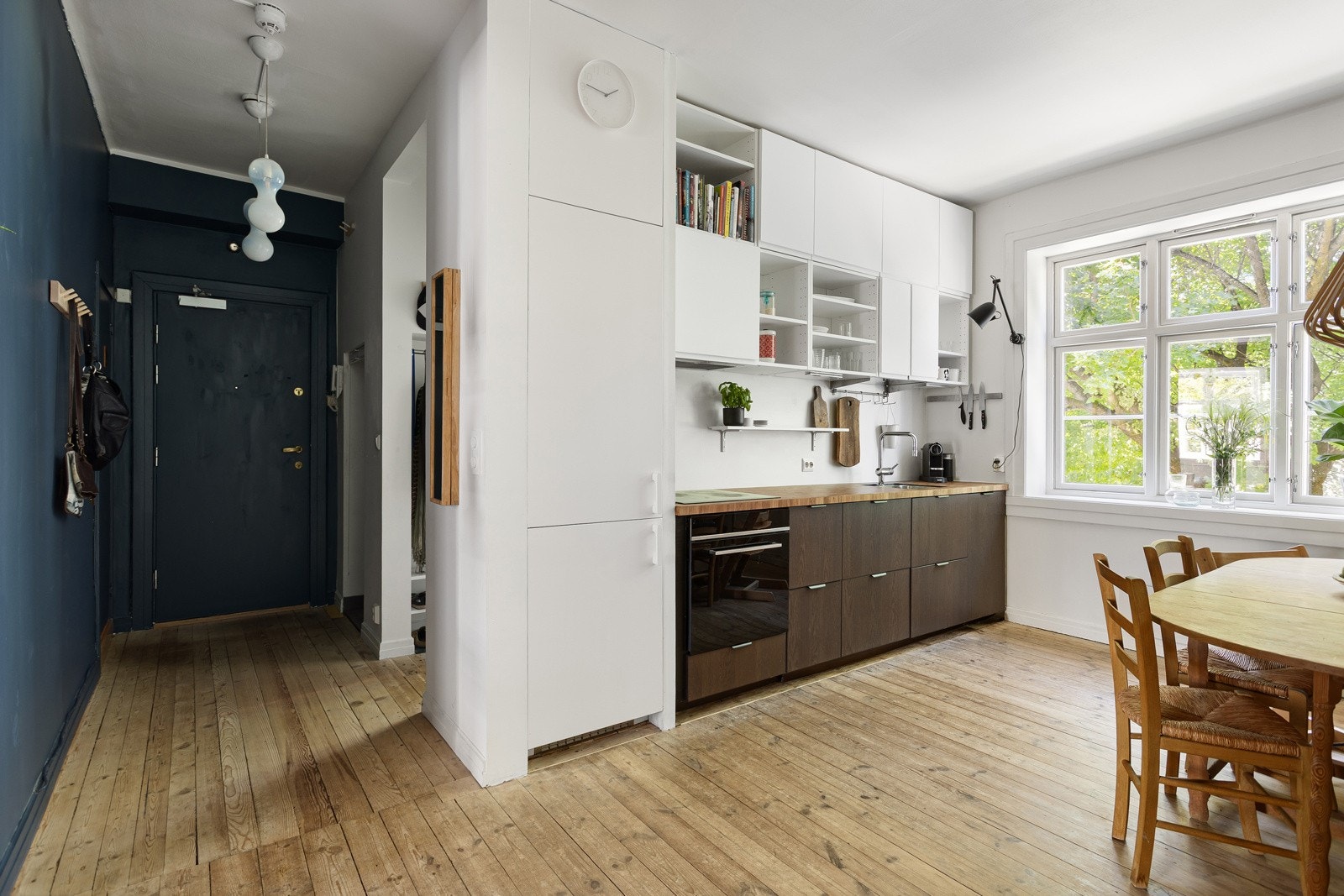 Leiligheten har pent malte og glatte flater i samtlige rom. Galleribilde