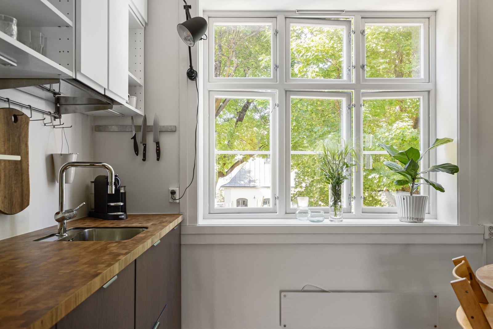 Leiligheten har store vinduer på begge sider der du har grønt utsyn begge veier. Galleribilde