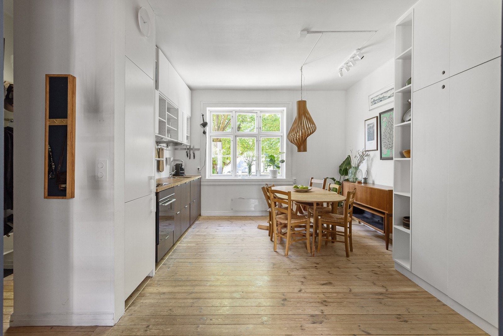 Lyst og delikat spisekjøkken. Galleribilde