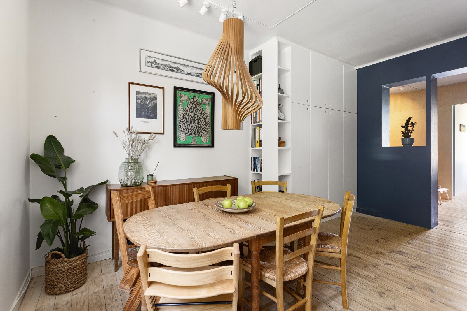 Det er godt med skapplass på kjøkkenet da du også har flere snekkerbygde høyskap på den ene siden. Galleribilde