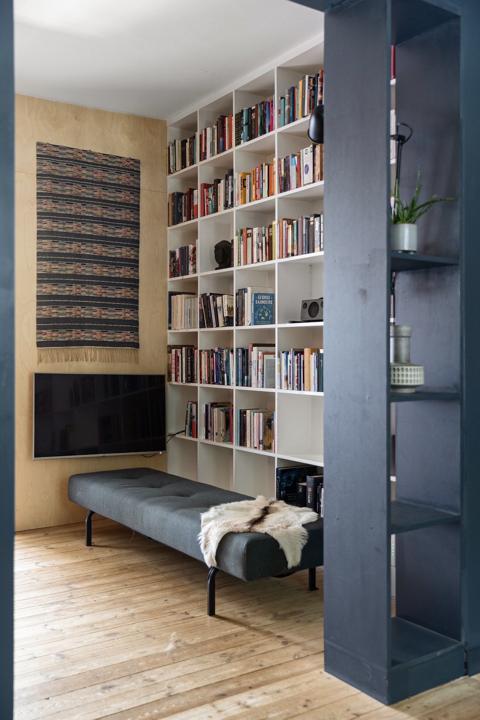 "Tv-stuen" ligger mellom spisekjøkkenet og det ene soverommet. Galleribilde