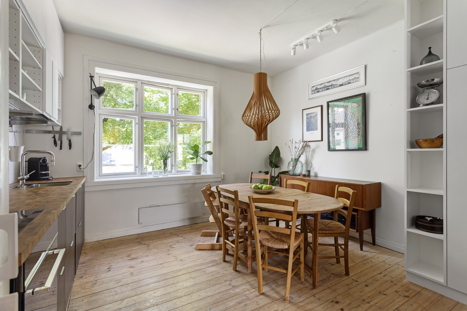 God plass til stort spisebord og sjenk e.l. Galleribilde