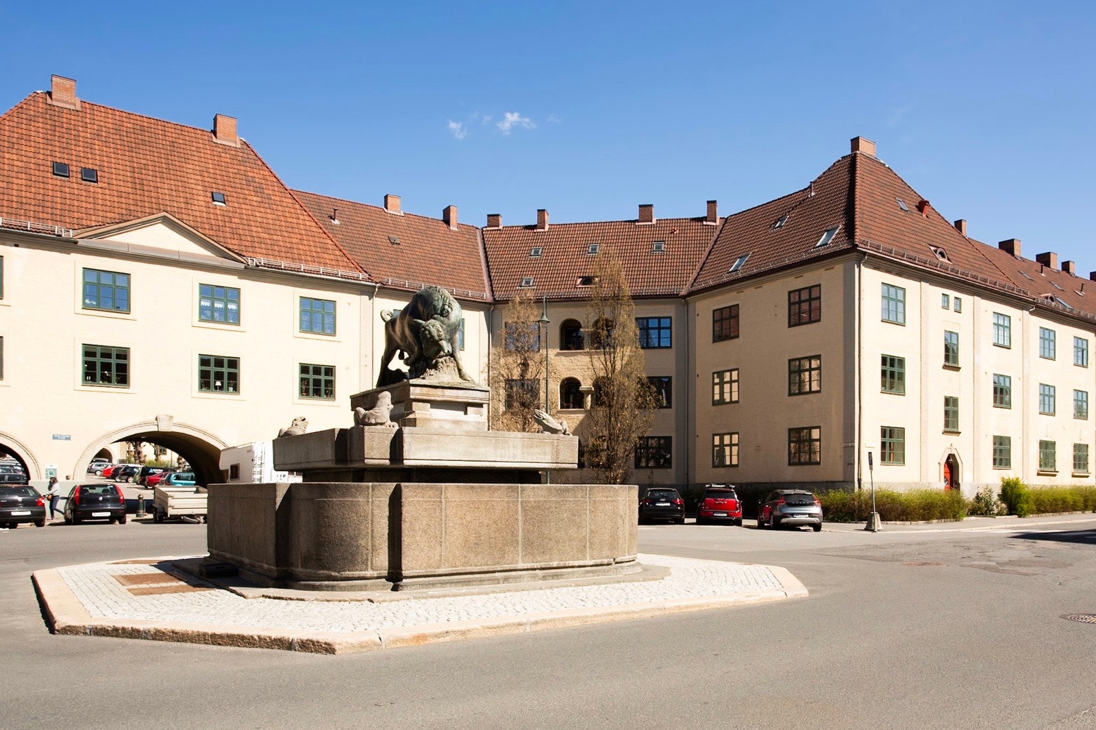 Ikoniske oksen ligger midt mellom Frankrike- og Italiagården. Galleribilde