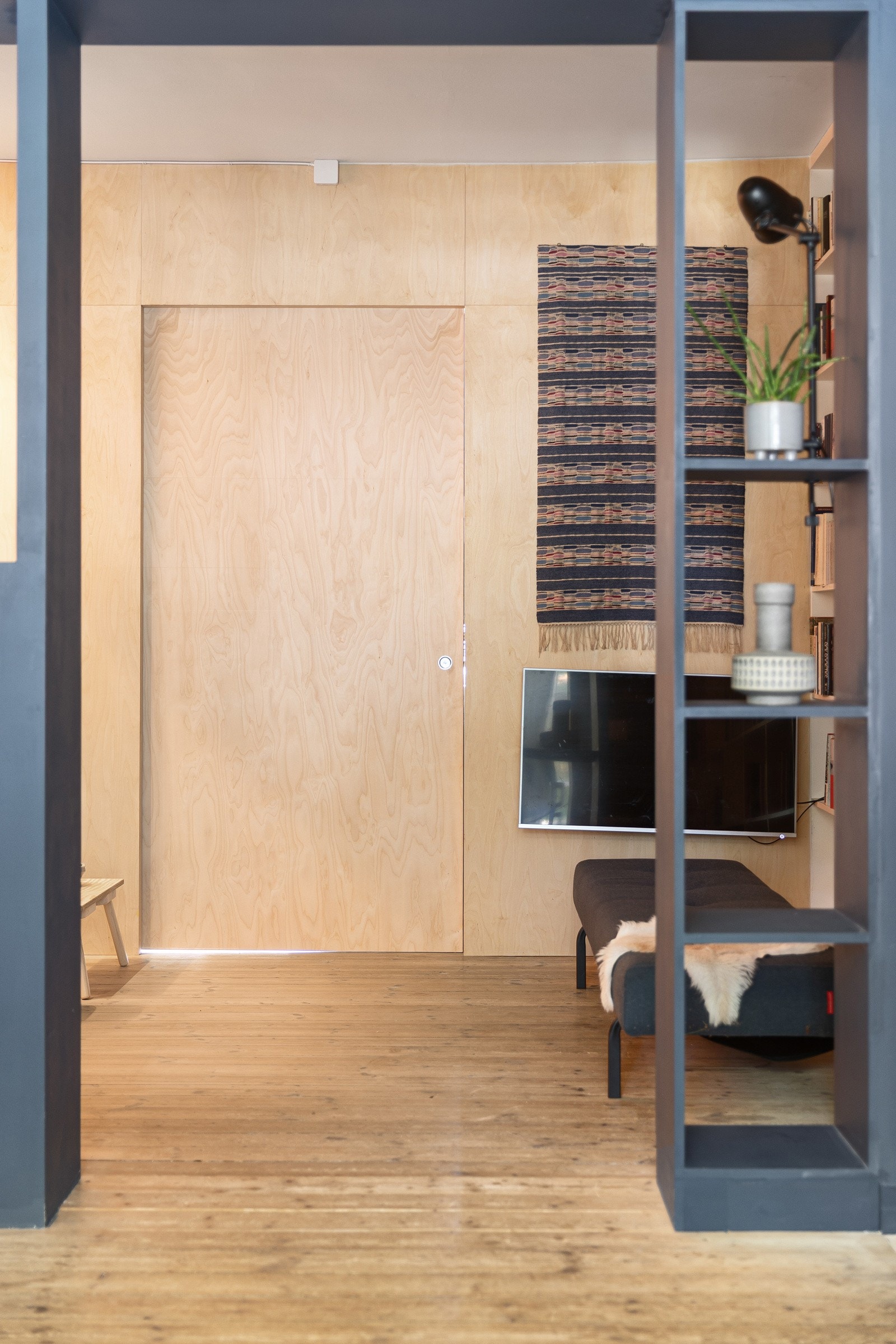 Nydelig finérvegg med smart skyvedør. Galleribilde