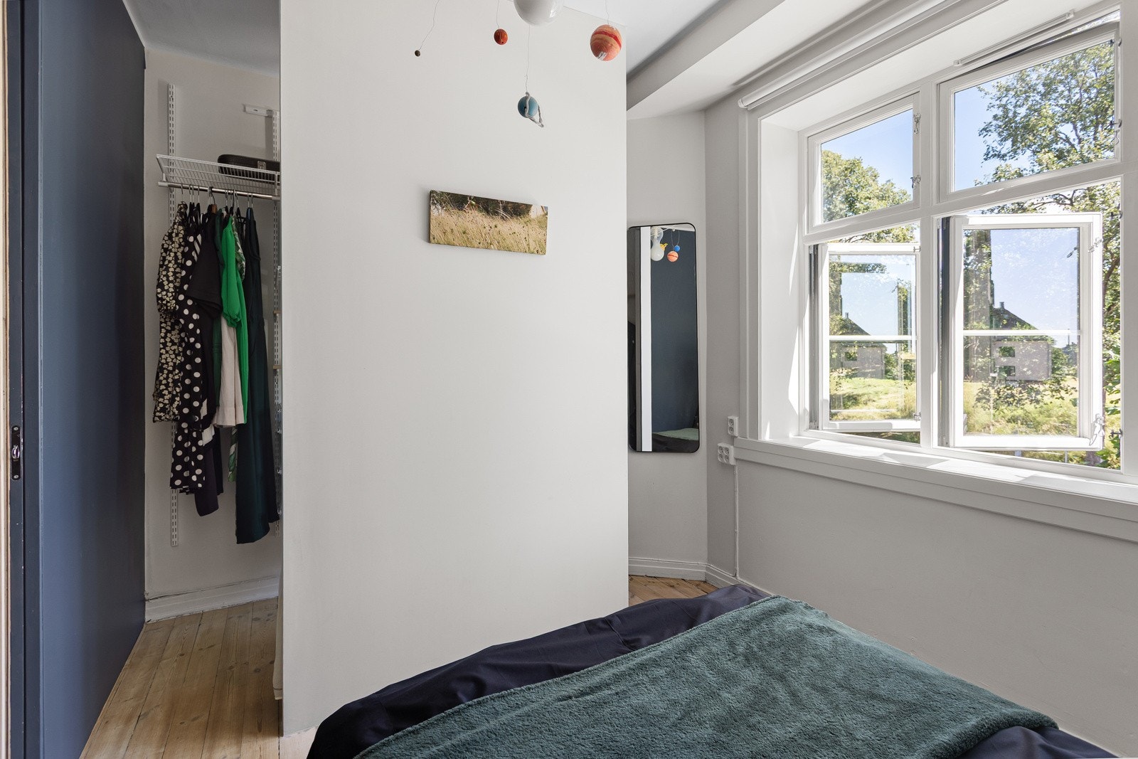 Ny og smart garderobe bak halvvegg. Galleribilde