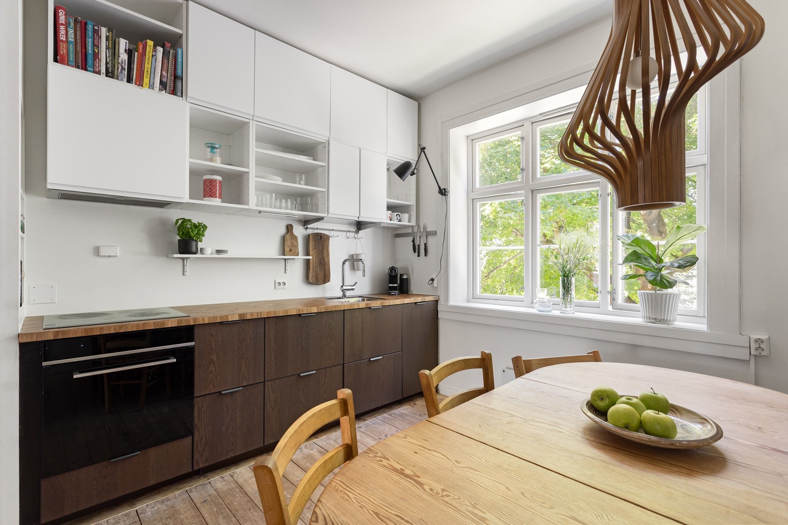 En særegen og innbydende 3-roms i 2. etasje med tilgang til en av byens flotteste bakgårder. Galleribilde