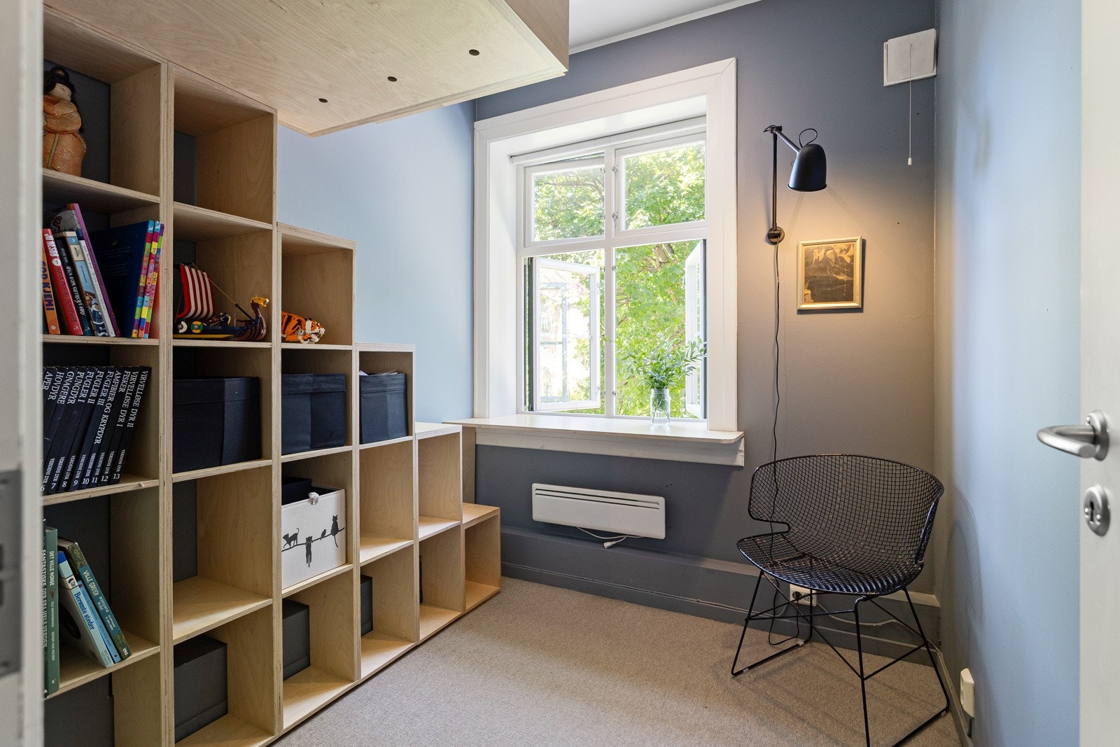 Hyggelig soverom mot bakgården som i dag er innredet med seng på hems. Galleribilde