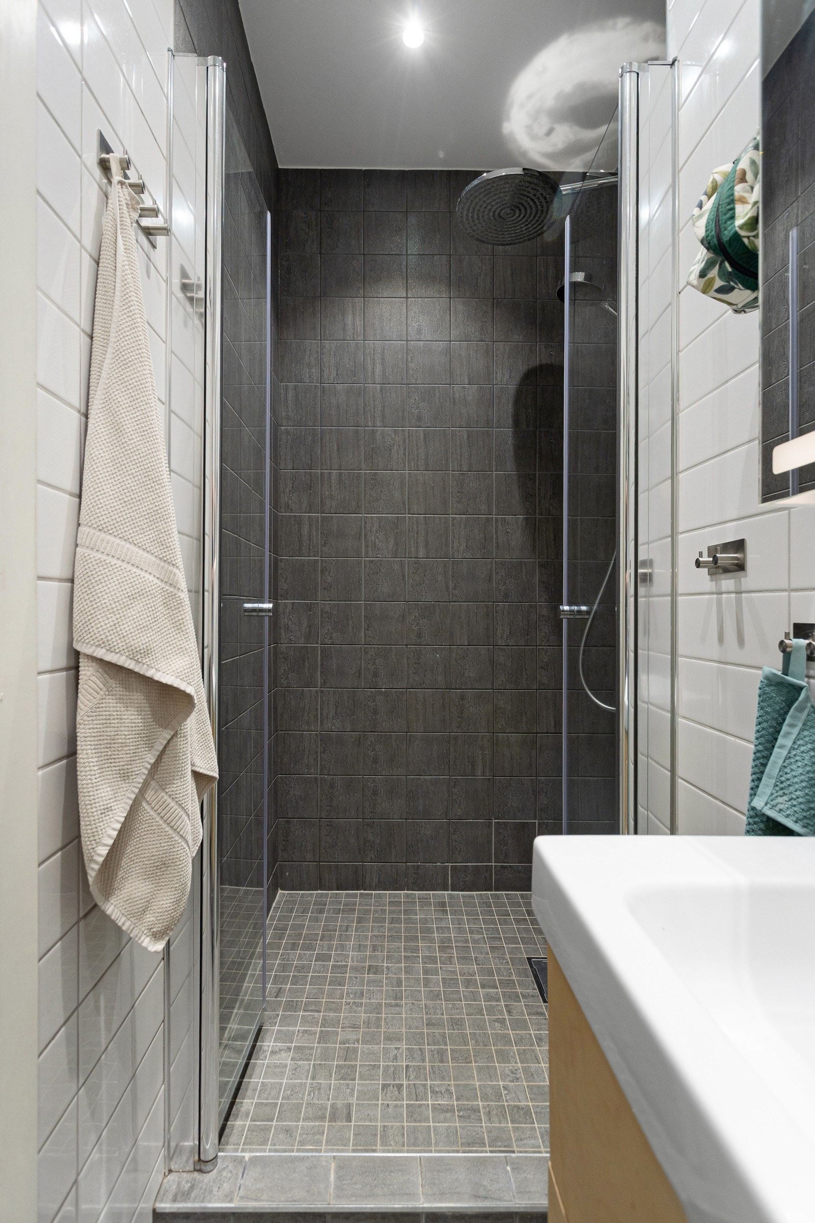 Stor og lekker dusjnisje med glass foran. Dusjen fikk ny membran i 2024. Galleribilde