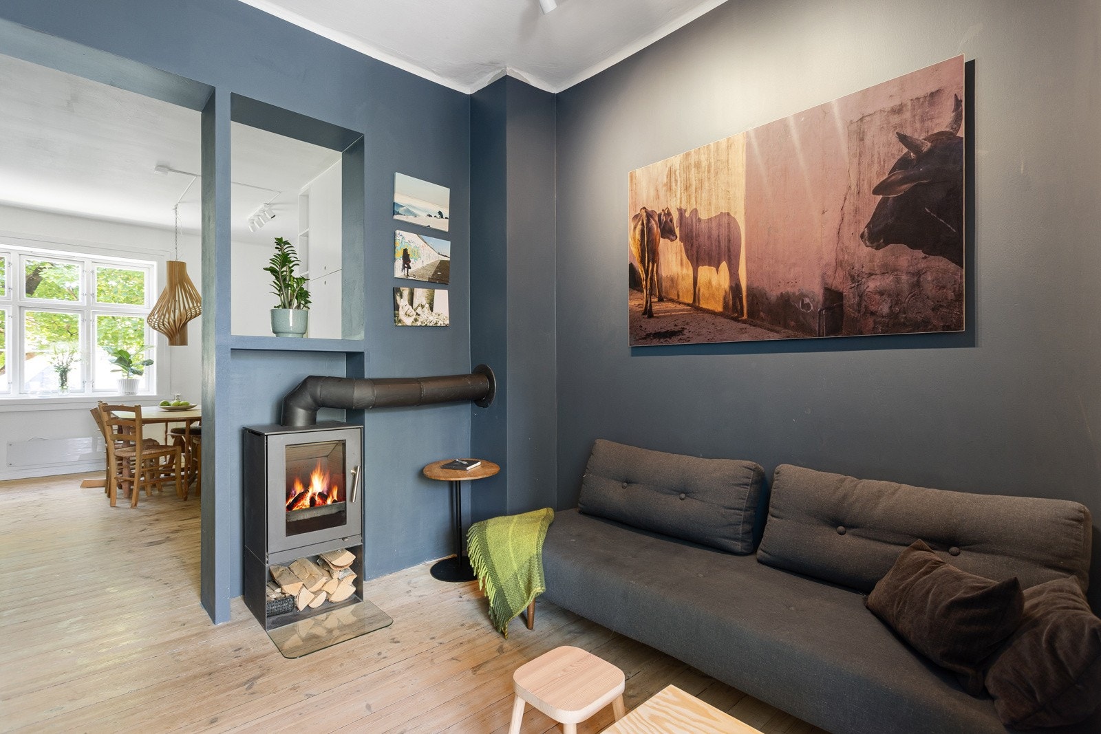 Flott peisovn og smarte nisjer i veggen mellom de sosiale rommene. Galleribilde