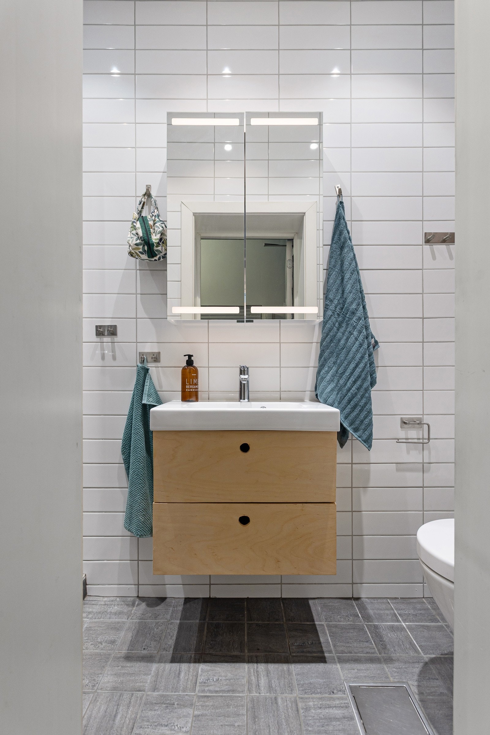 Delikat flislagt bad fra 2015 med varmekabler. Galleribilde