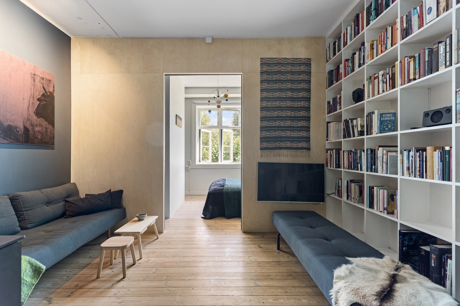 Utrolig koselig "tv-stue" med snekkerbygd bokhylle og plass til sofa m.m. Galleribilde