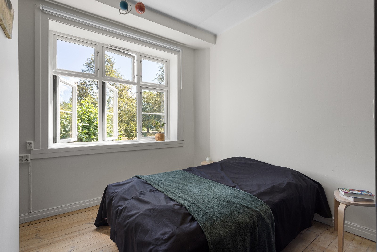 Her får du et romslig soverom med god plass til dobbeltseng. Galleribilde