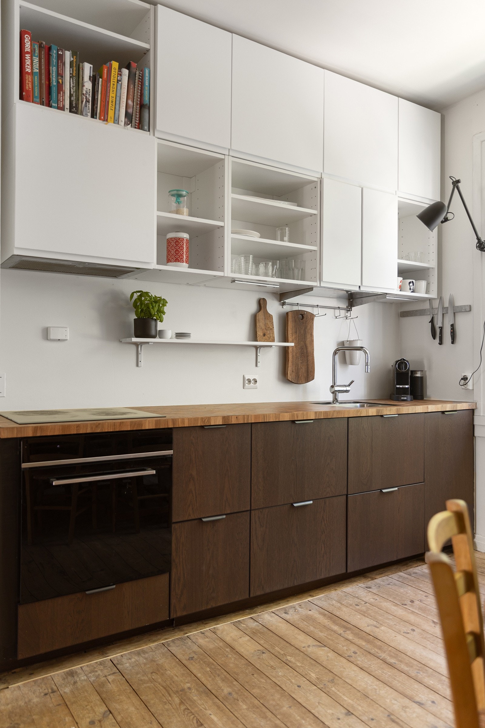 Moderne kjøkken med hvite- og brune fronter og ny benkeplate i heltre/spon. Galleribilde