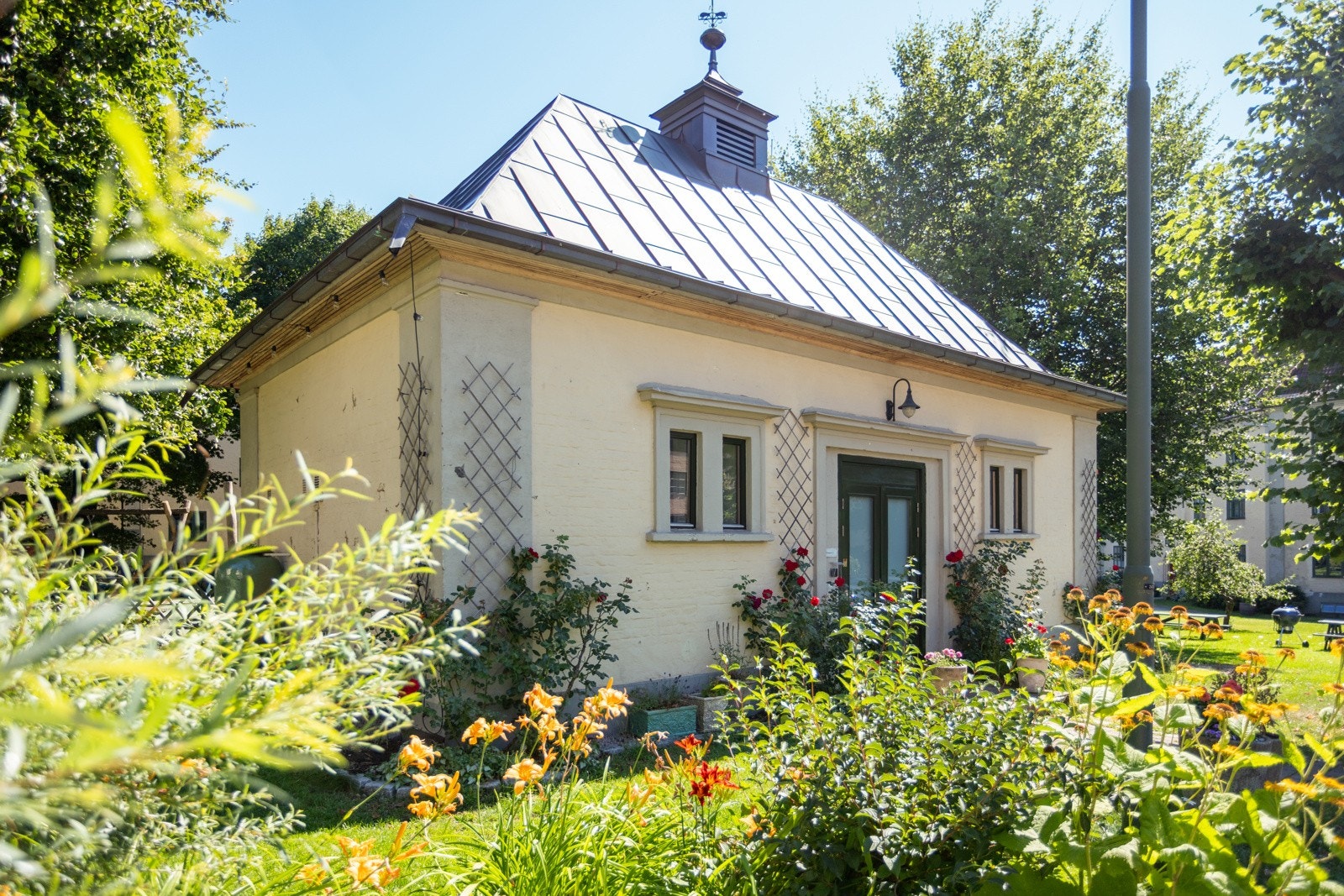 Her trives beboere i alle aldre og Frankrikegården er kjent for et unikt bomiljø, samt Trafoen - for beboere i privat- og fellesbruk. Galleribilde